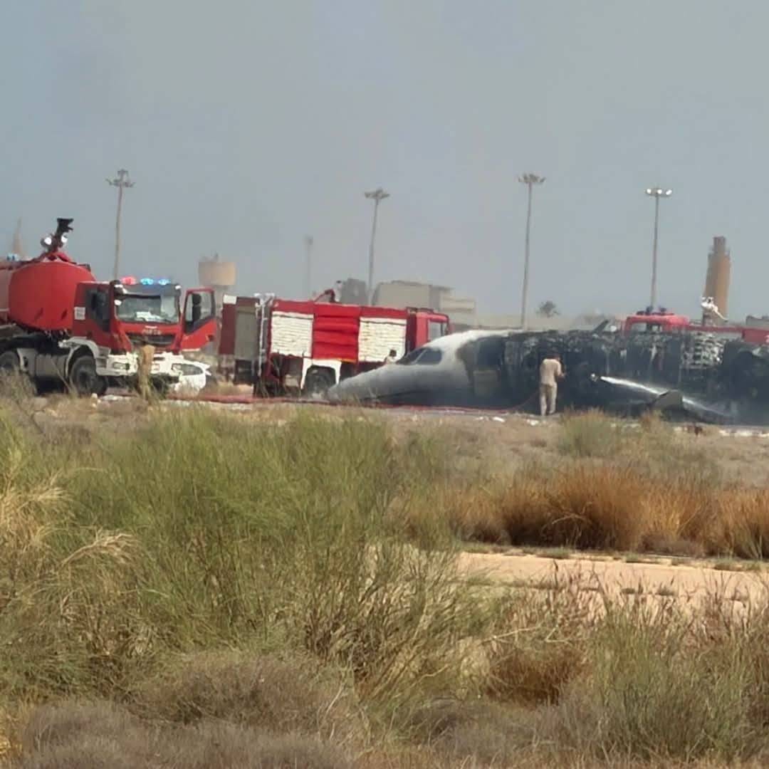 Dün Libya'nın Misrata Havalimanı'na iniş yaptıktan sonra uçakta çıkan yangını söndürme çalışmaları, (Yerel Medya)