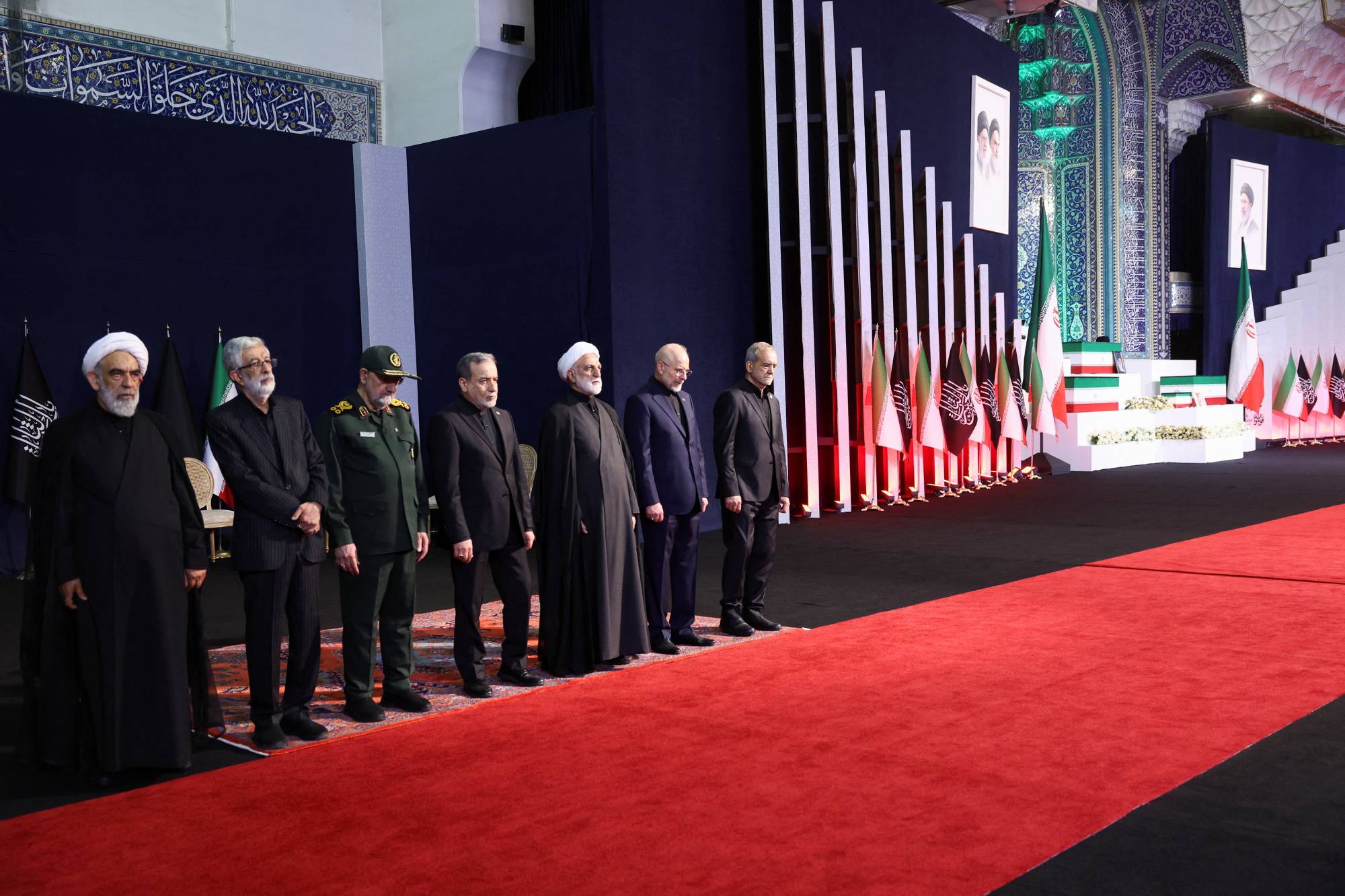 Pezeşkiyan, Kalibaf ve Abbas Arakçi'nin de aralarında bulunduğu İranlı yetkililer, Ali Hamaney’e veda töreninde, (Reuters)