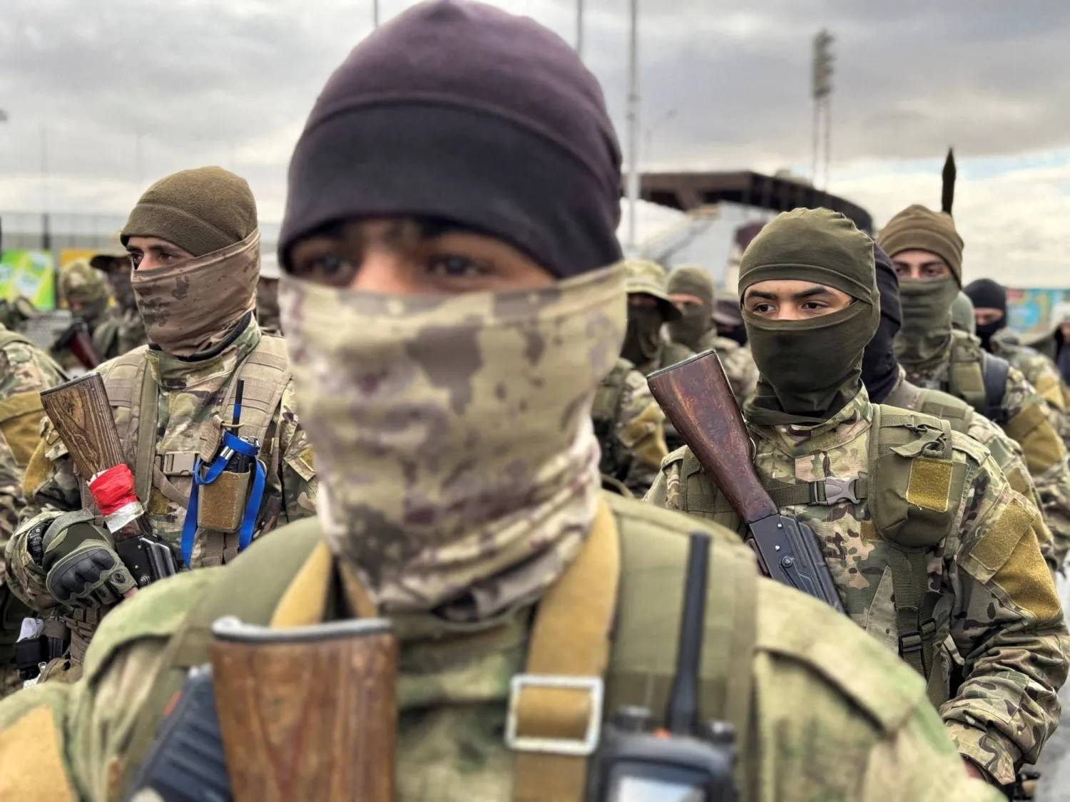 Eski Suriye Devlet Başkanı Beşşar Esed'in devrilmesinin ardından, Heyet Tahrir eş-Şam'ın bir parçası olan “Halid bin Velid Tugayları” askeri geçit töreni düzenliyor (Arşiv – Reuters)