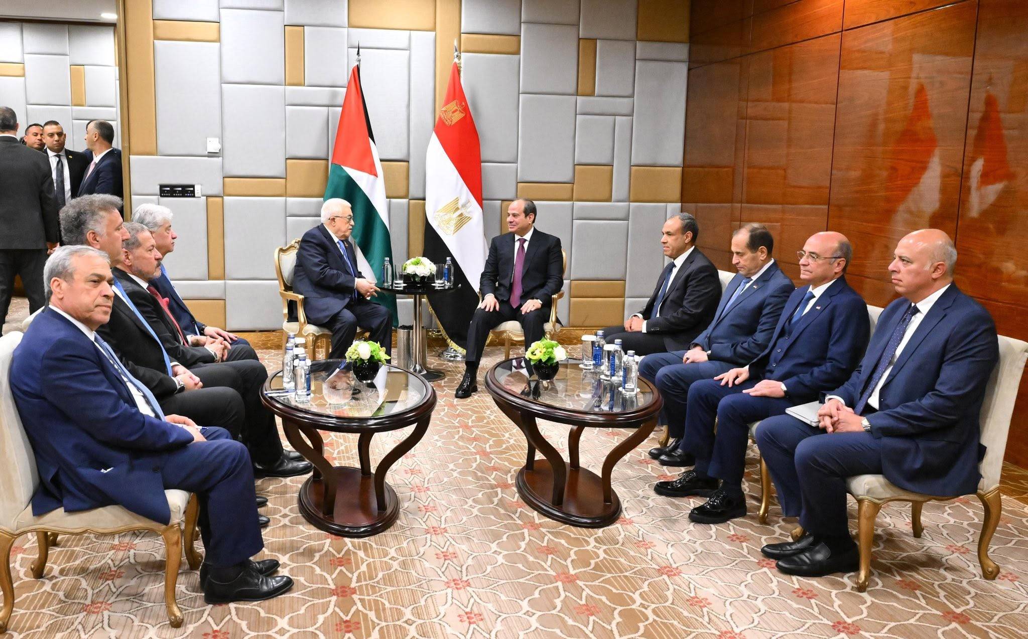 Sisi ve Abbas'ın, Mayıs 2025'te Rusya'nın başkentinde düzenlenen “Zafer Günü” kutlamaları kapsamında gerçekleştirdiği görüşmeden bir kare (Mısır Cumhurbaşkanlığı).