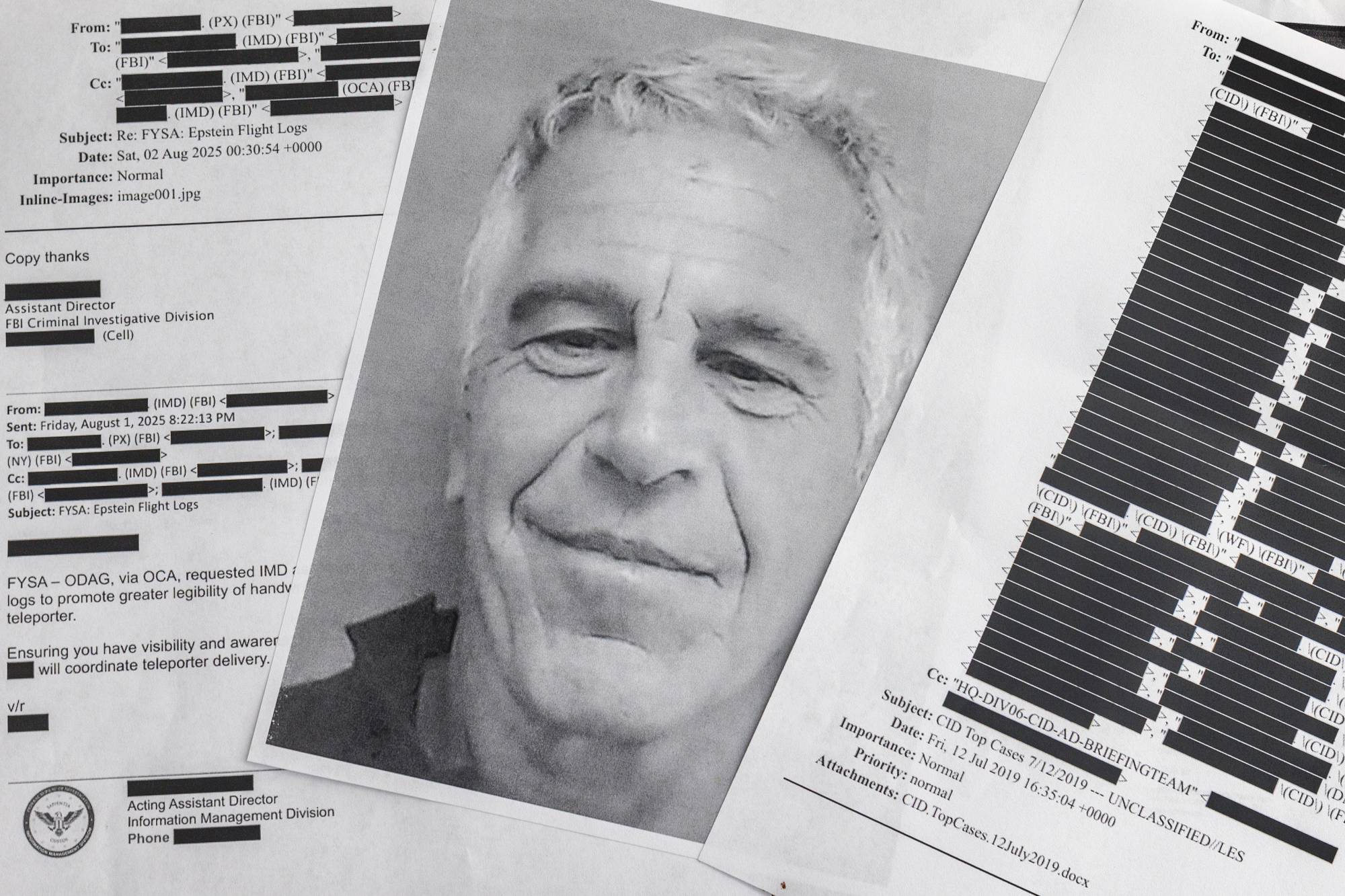 Florida’nın Miami kentinde bulunan Jeffrey Epstein dosyalarının basılı kopyaları (AFP)