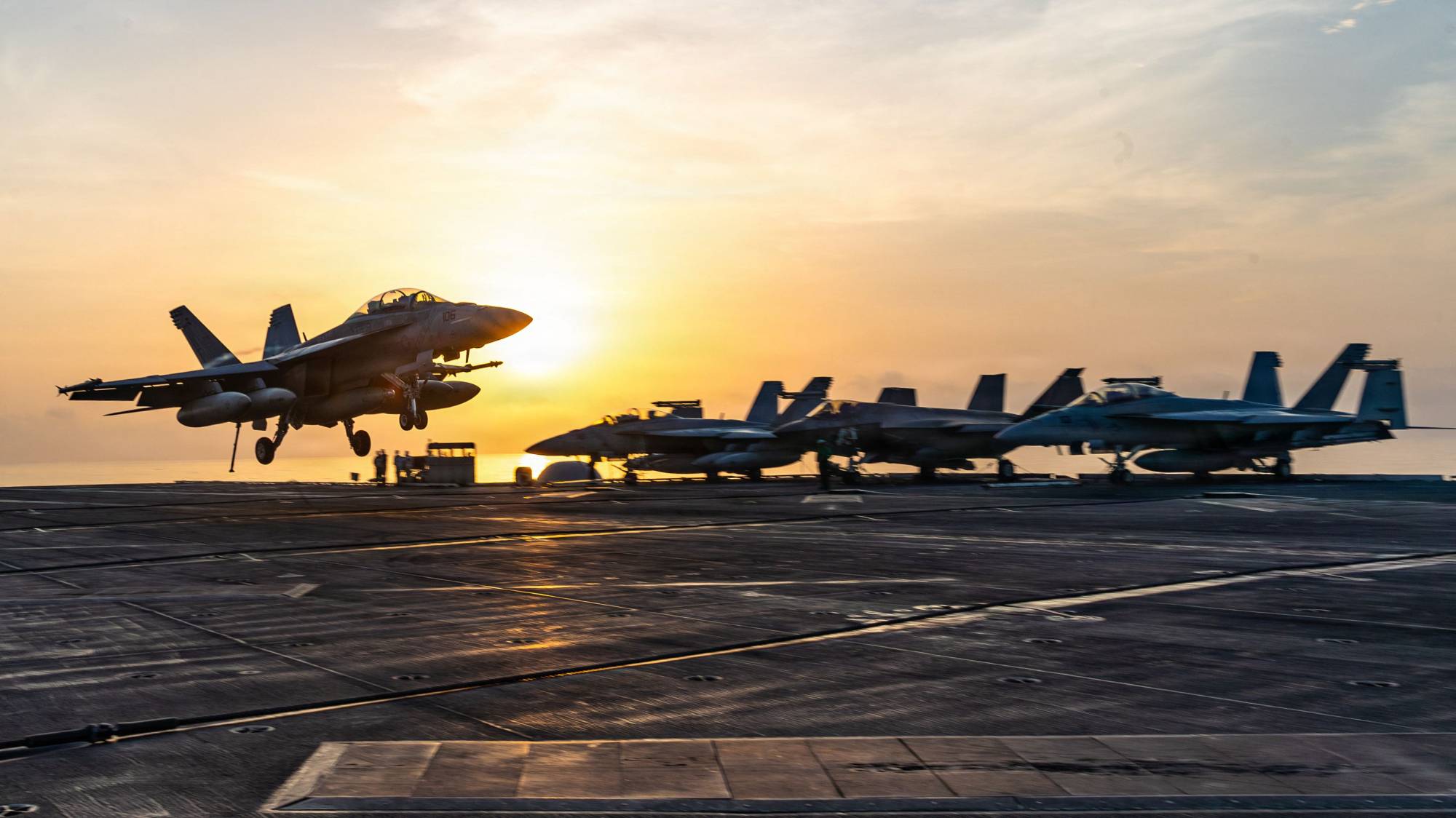 ABD’nin USS George Washington uçak gemisindeki uçaklar (AFP)