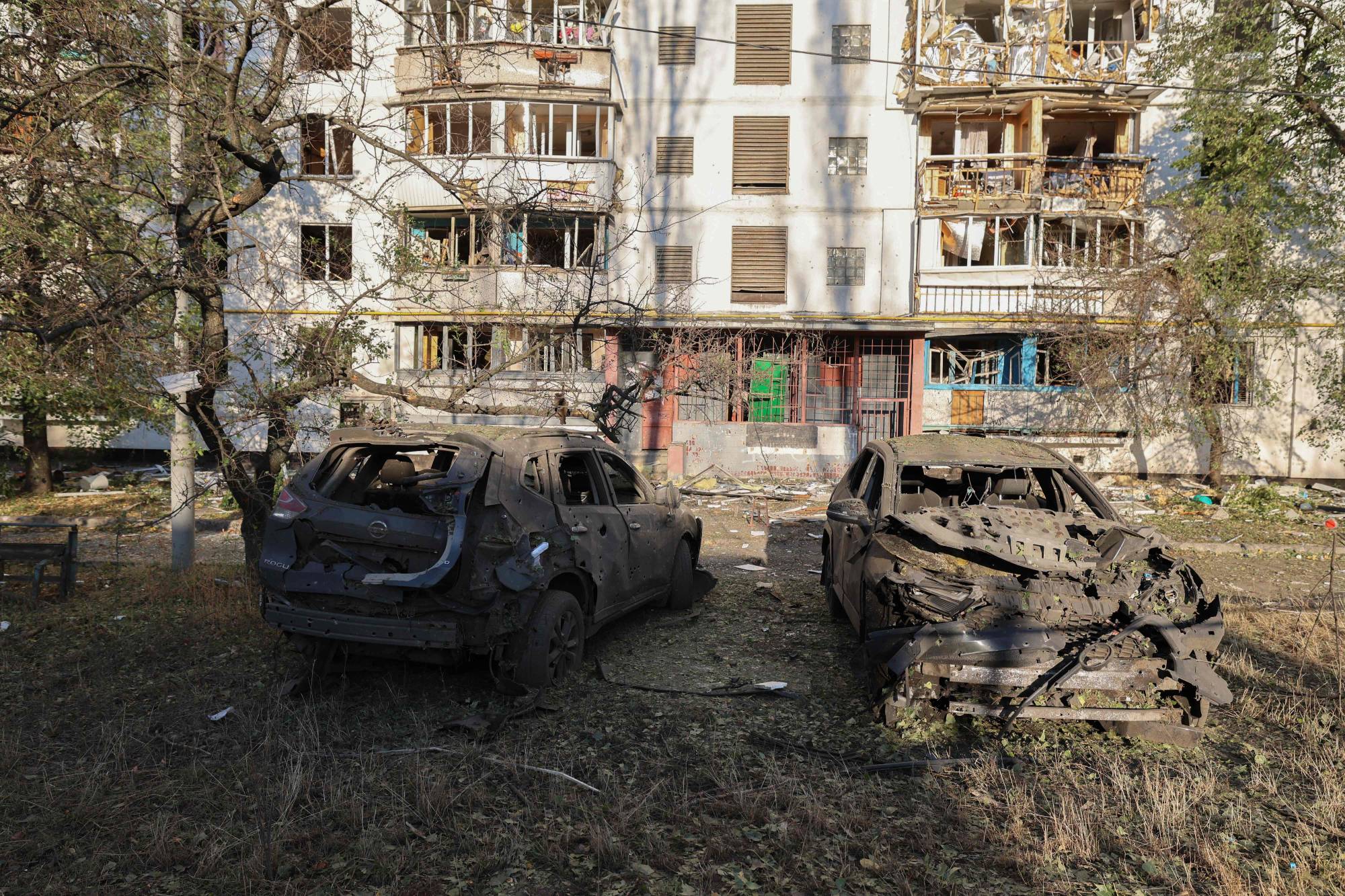 Ukrayna’nın başkenti Kiev’de Rus füze saldırısının izleri (AFP)