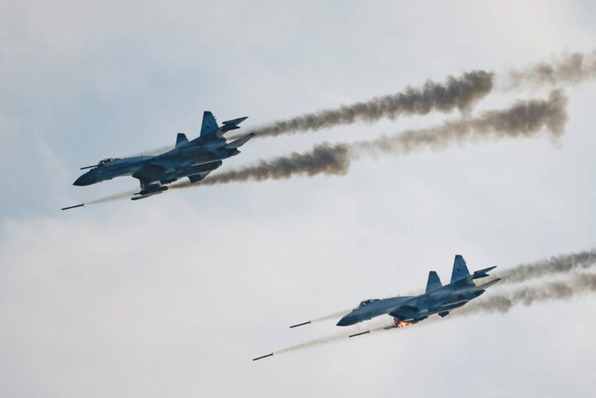 İki adet Rus Suhoy Su-35 tipi savaş uçağı (Arşiv – Reuters)
