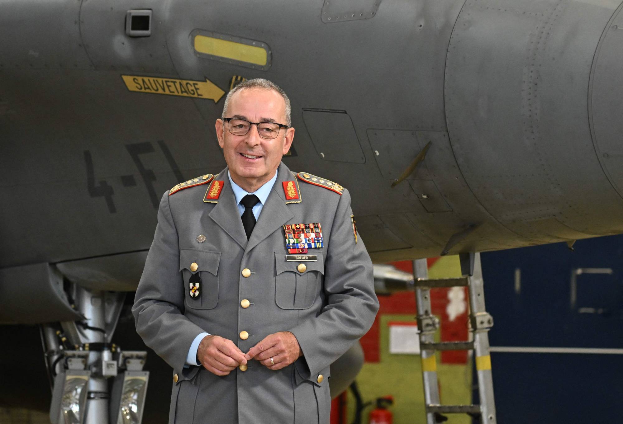Almanya Genelkurmay Başkanı Orgeneral Carsten Breuer, Batı Almanya’daki Nörvenich Hava Üssü’nü ziyaret ederken (AFP)  Avrupa’daki tablo b