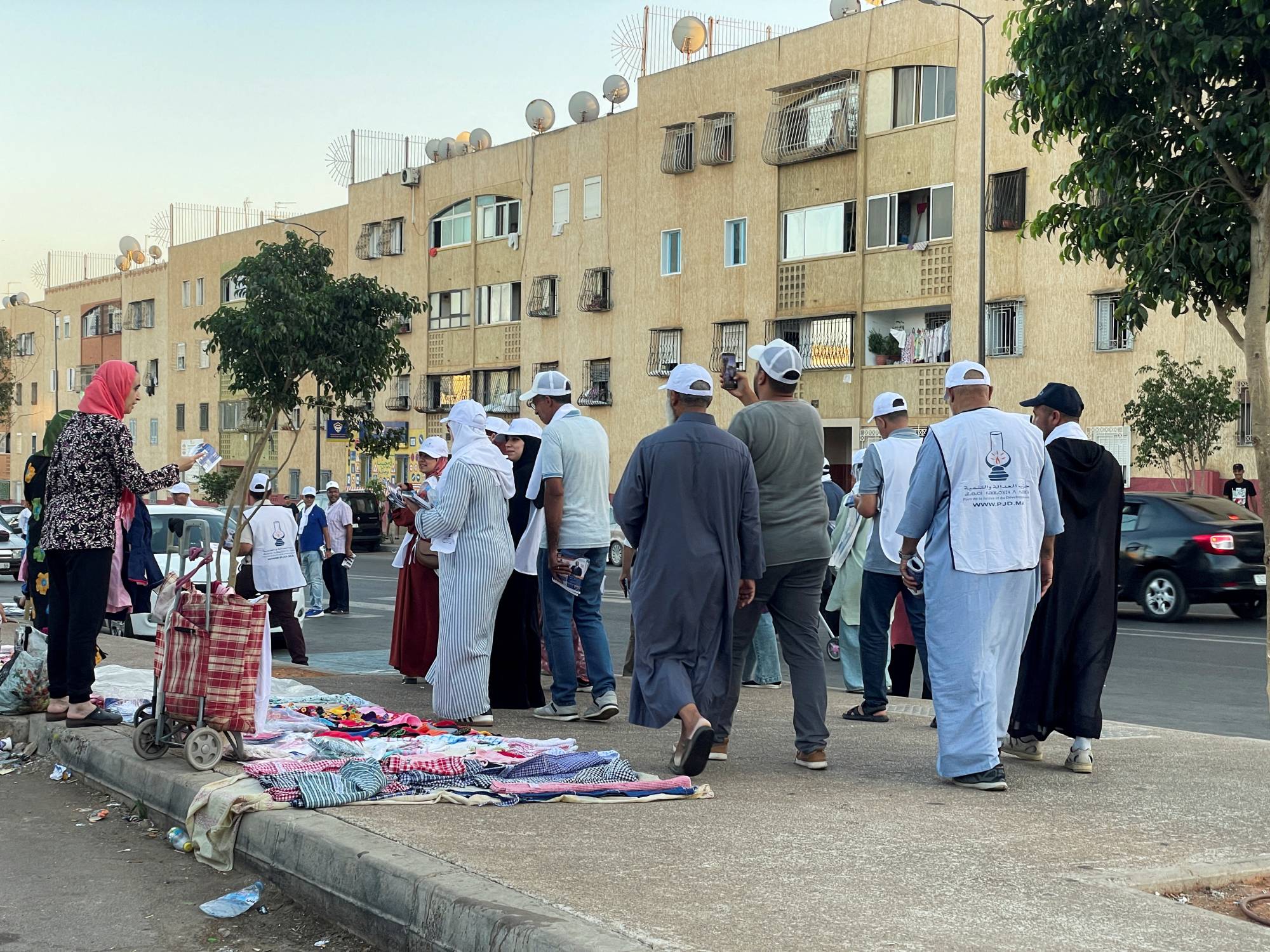 İslamcı Adalet ve Kalkınma Partisi destekçileri, Rabat yakınlarındaki Yeni Salé'de seçim kampanyasına katılıyor (Reuters).