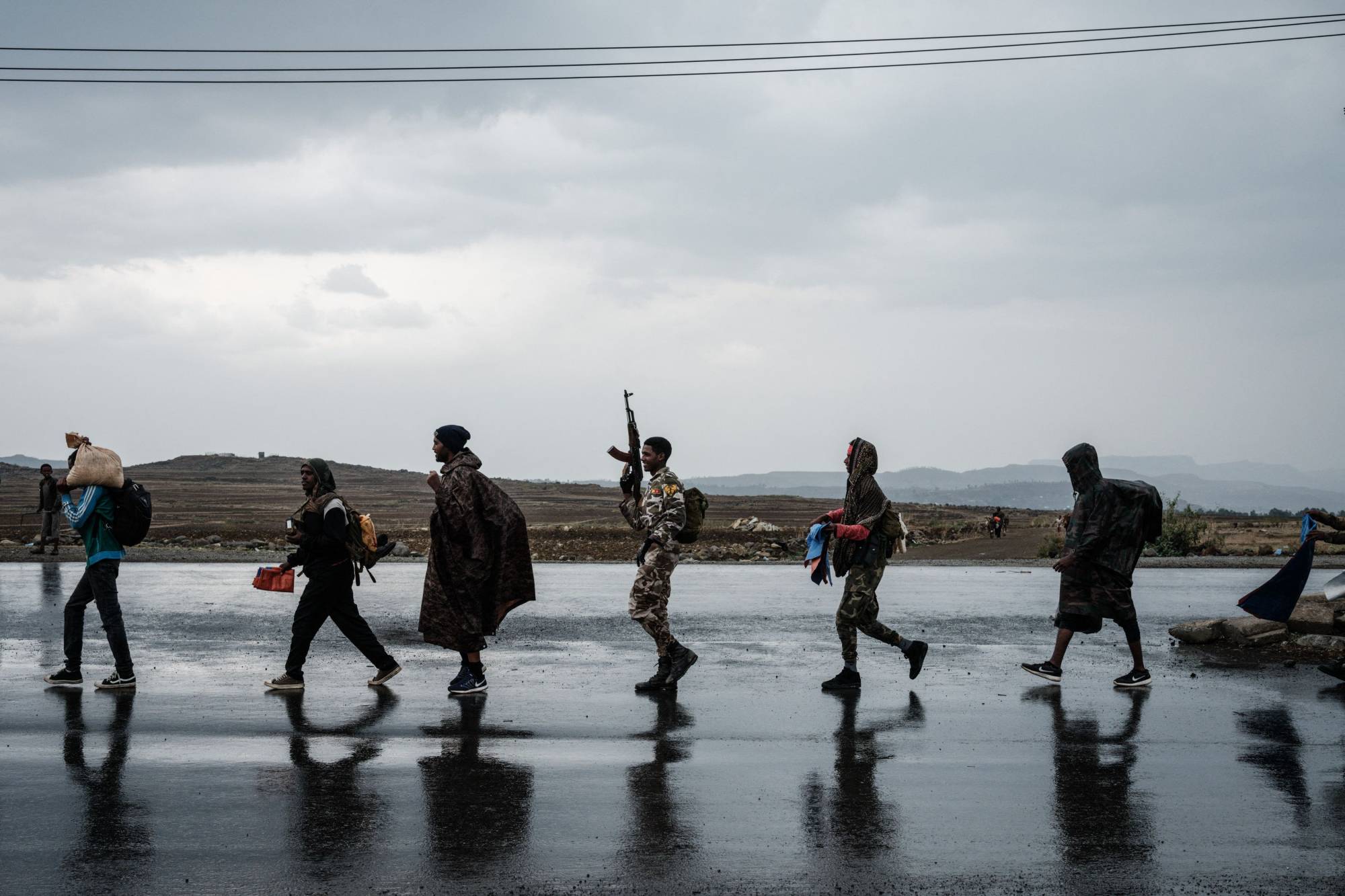 Tigray Halk Kurtuluş Cephesi (TPLF) üyeleri, 30 Haziran 2021'de bölgenin başkenti Mekelle'de tek sıra halinde yürüyor (AFP)