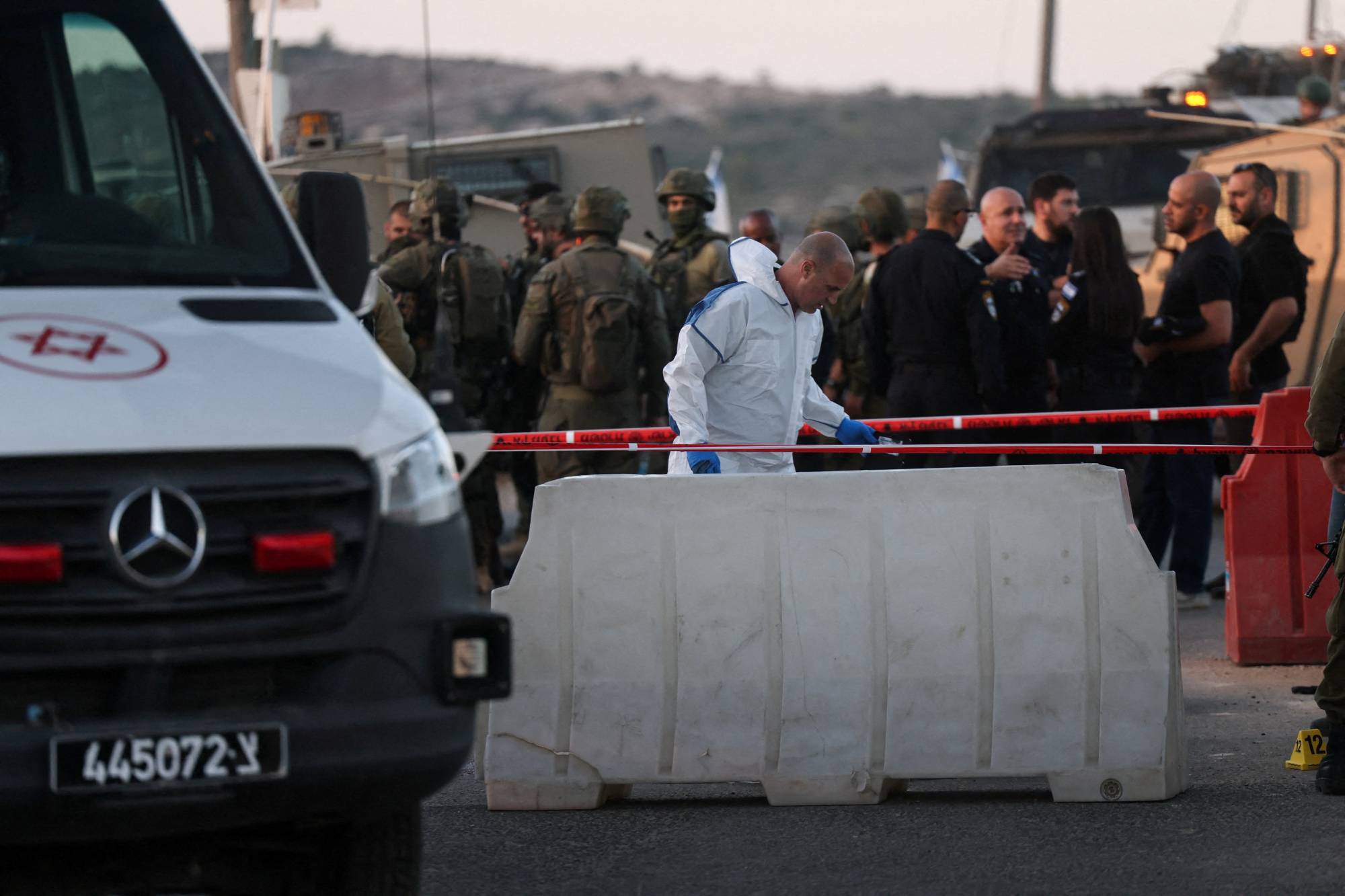  İsrail kurtarma ekipleri, 23 Eylül 2026’da işgal altındaki Batı Şeria’da düzenlenen araçlı saldırının olay yerinde çalışma yürütüyor. (Reuters)