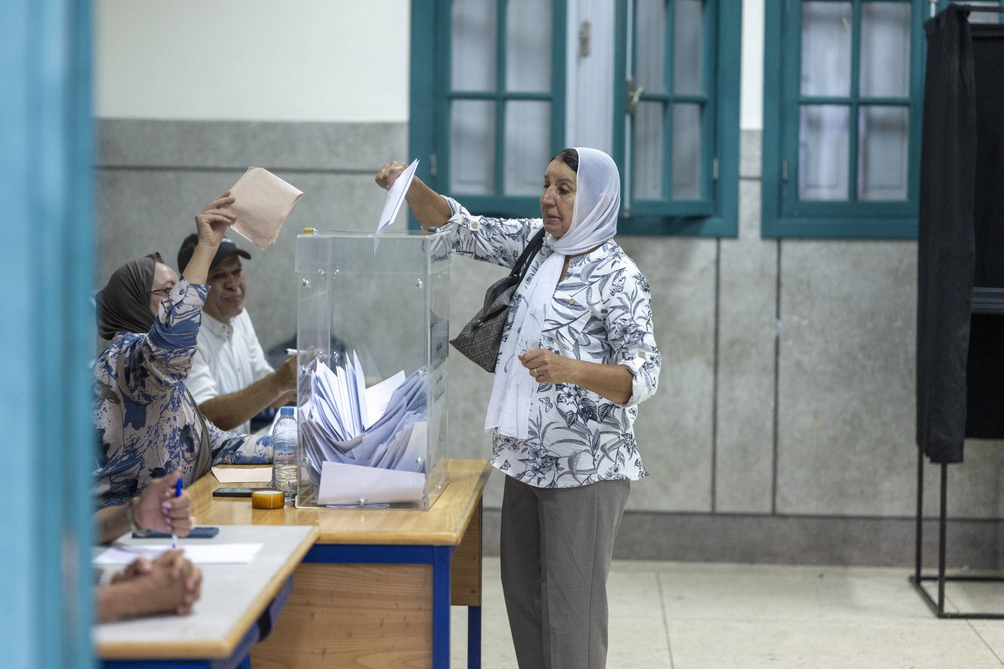 Rabat’taki bir oy verme merkezinde oy kullanan bir kadın (AP)