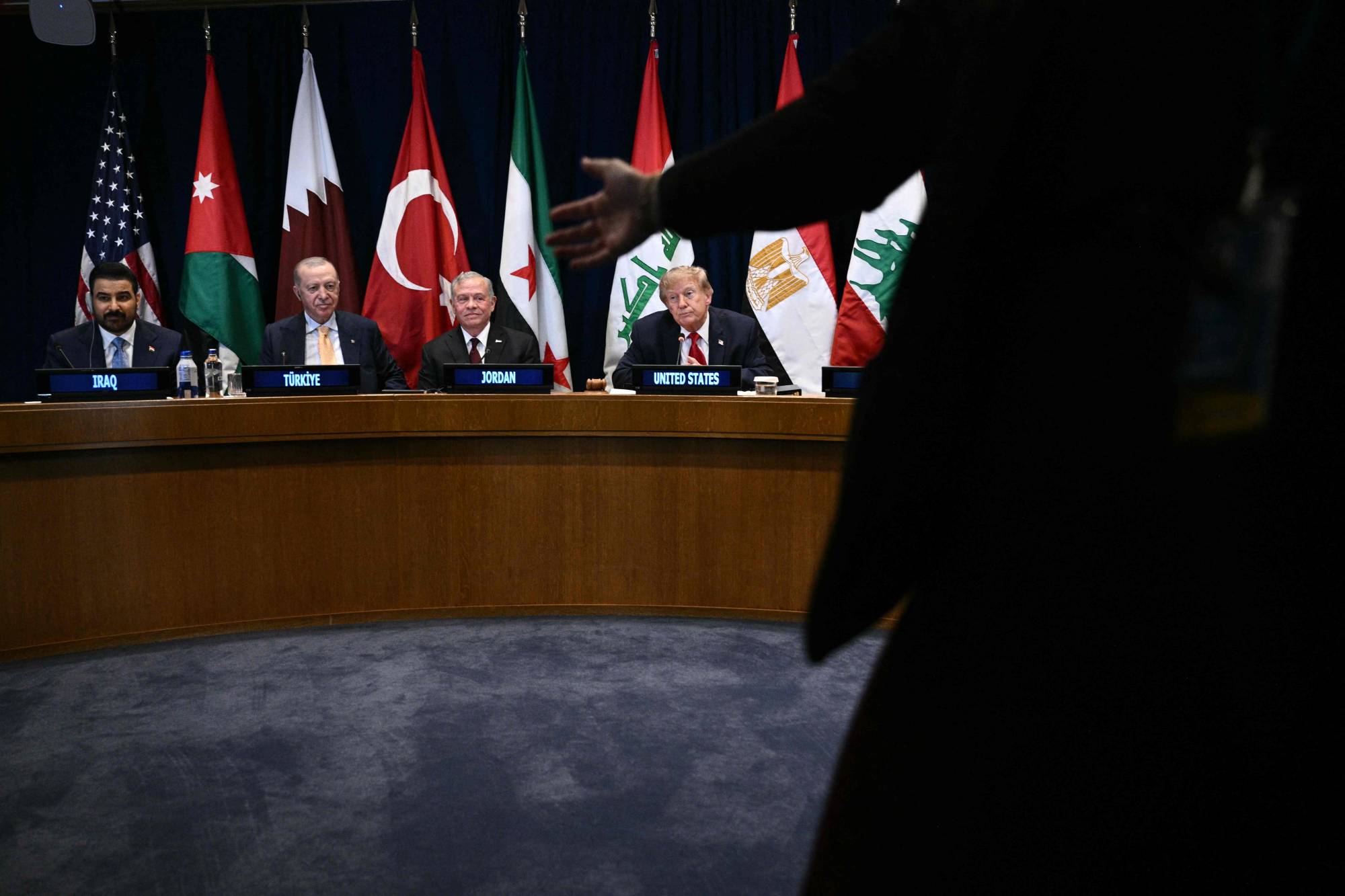 ABD Başkanı Donald Trump, 22 Eylül 2026’da Körfez İşbirliği Konseyi ile yapılan çok taraflı toplantıda Irak Başbakanı Ali Zeydi, Türkiye Cumhurbaşkanı Recep Tayyip Erdoğan ve Ürdün Kralı 2. Abdullah ile birlikte. (AFP)