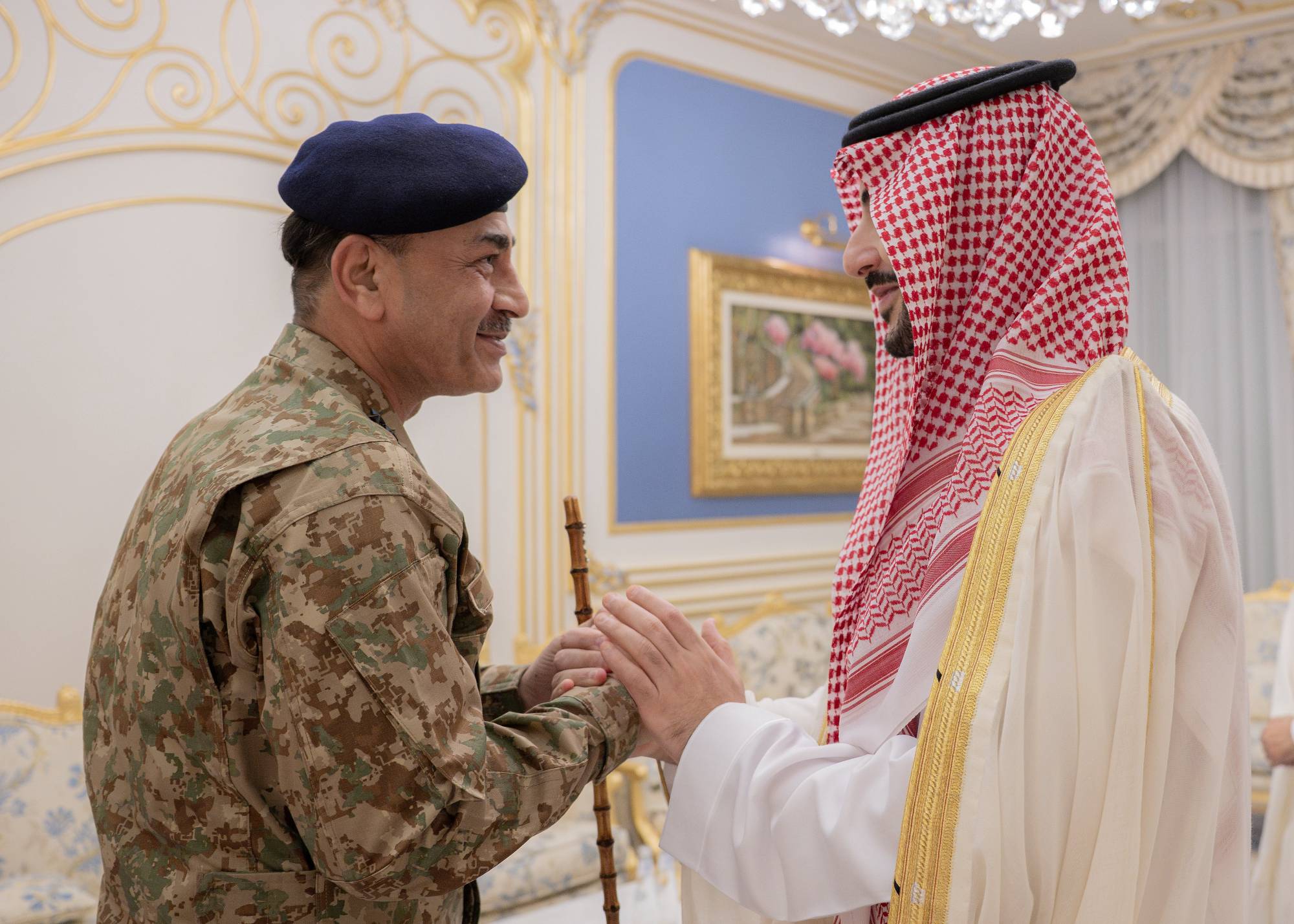 Suudi Arabistan Savunma Bakanı Prens Halid bin Selman, Pakistan Kara Kuvvetleri Komutanı Asım Münir’i kabul ederken (SPA)