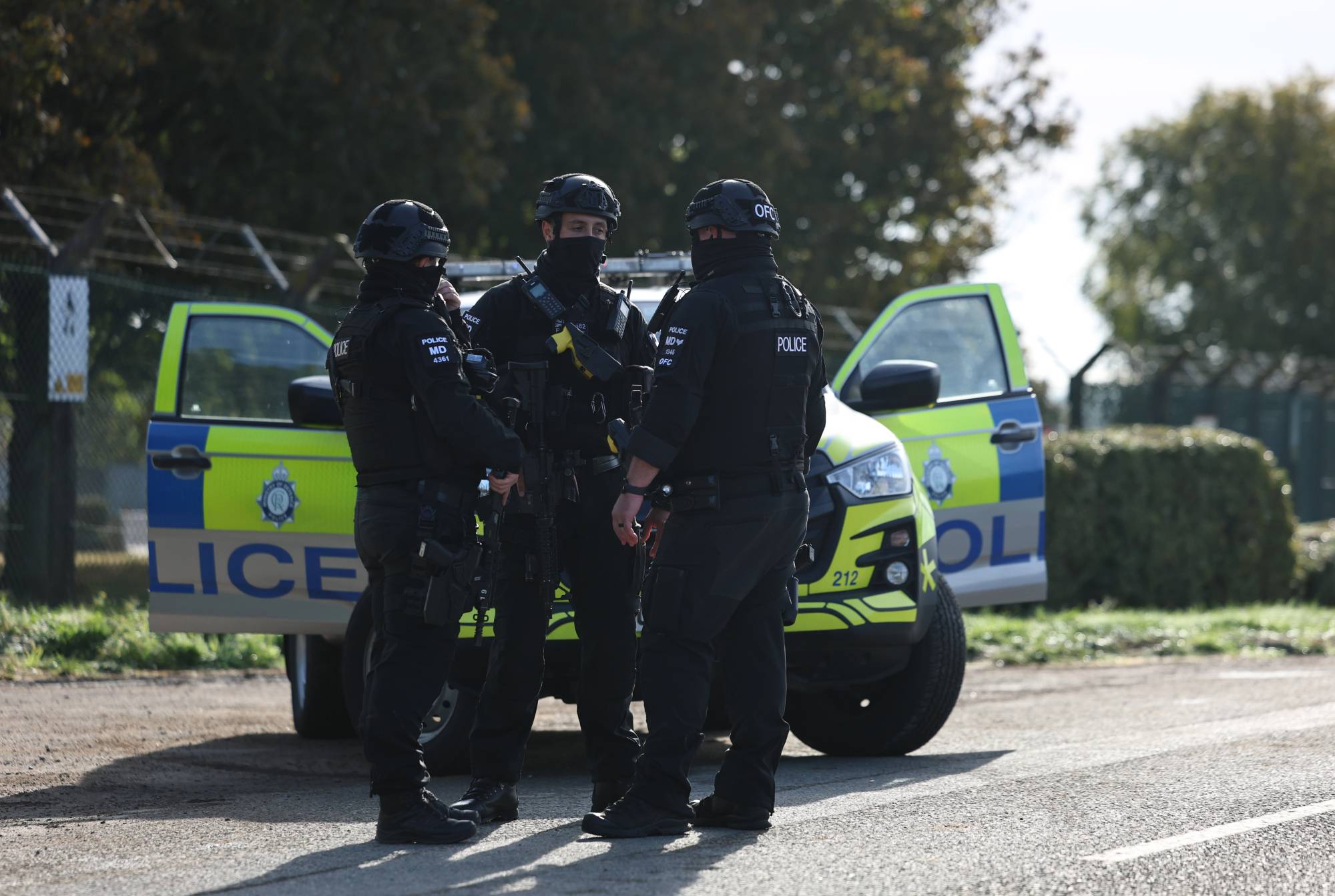 Silahlı polis ekipleri dün İngiltere'nin Gloucestershire bölgesindeki Fairford Üssü dışında konuşlandı (EPA)