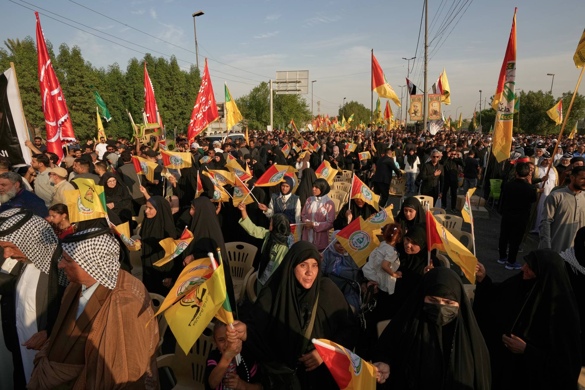 İnsanlar, ABD güçlerinin Irak’tan tamamen çekilmesi dolayısıyla bugün Bağdat’ta düzenlenen kutlamalarda bir araya geldi. (AP)