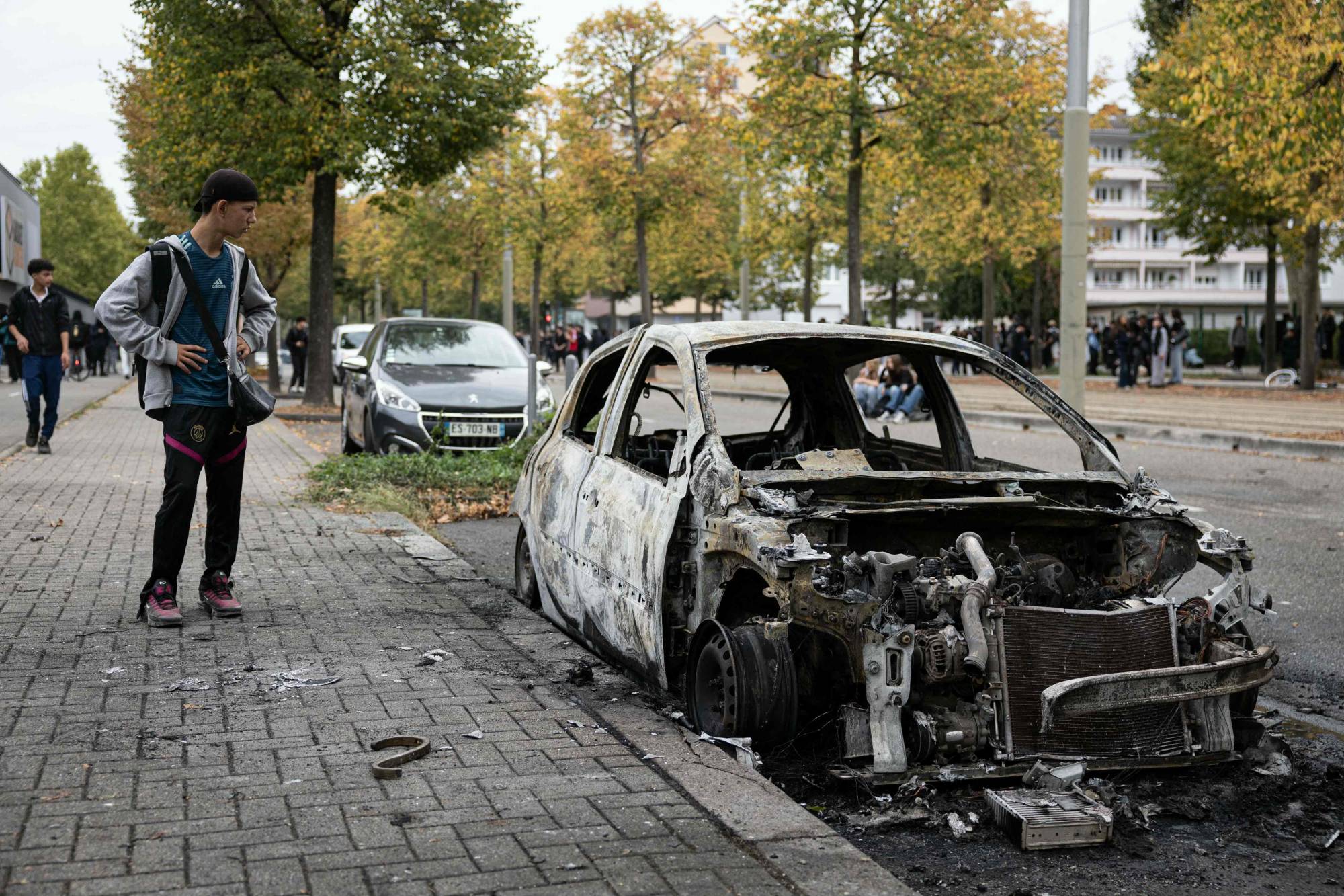 1 Ekim’de Strasbourg’da protestolar sırasında çıkan olayların ardından yanan bir araç. (AFP)