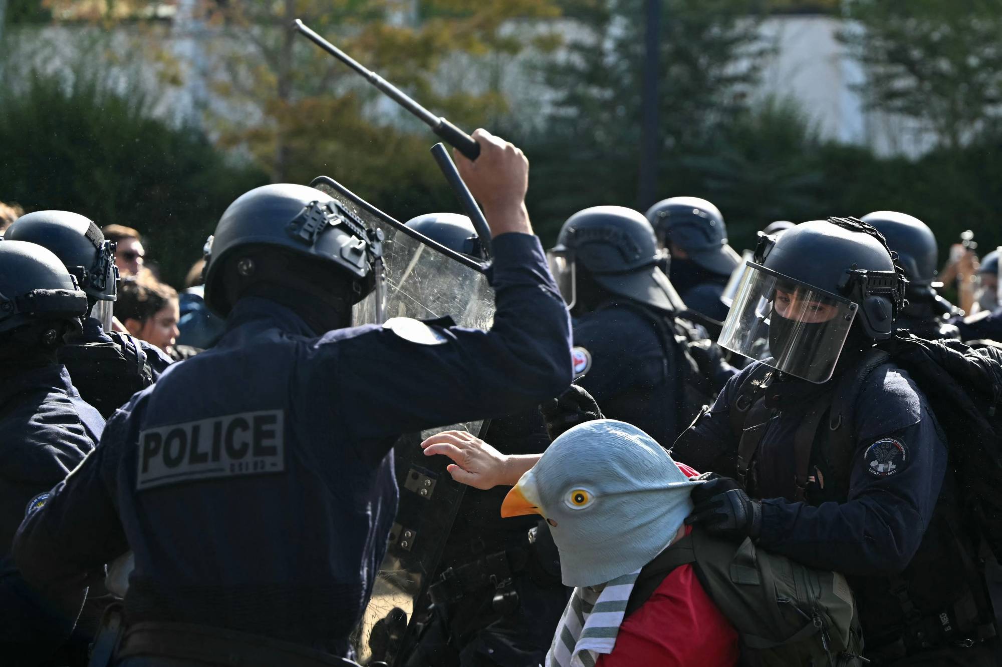 1 Ekim’de Paris’in kuzeyindeki Aubervilliers kentinde göstericilerle karşı karşıya gelen polisler. (AFP)