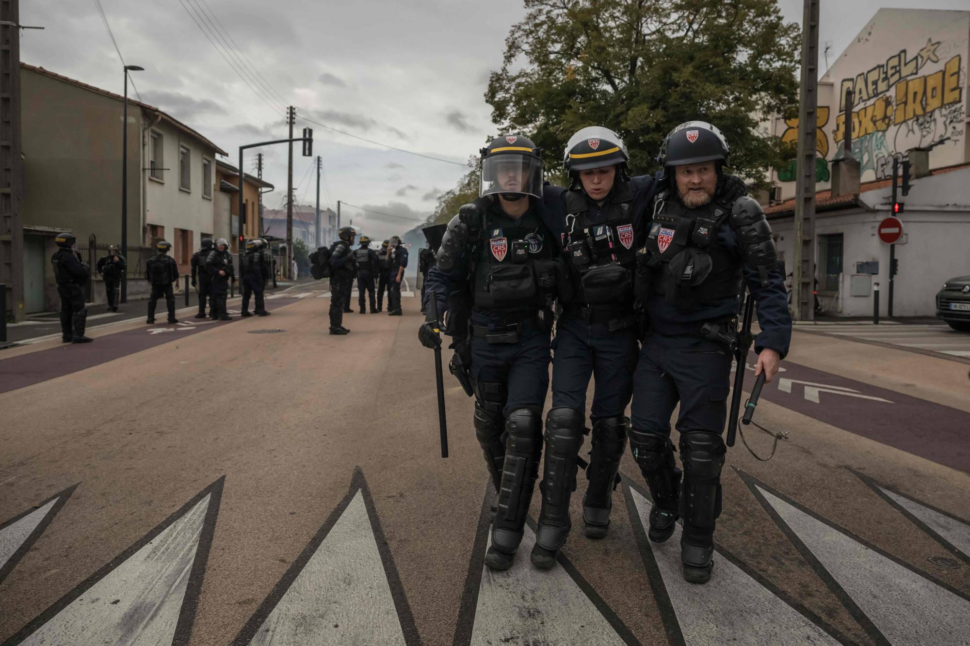 1 Ekim’de Toulouse’daki “Déodat” Lisesi’nde göstericilerle yaşanan çatışmaların ardından yaralanan bir kadın polis. (AFP)