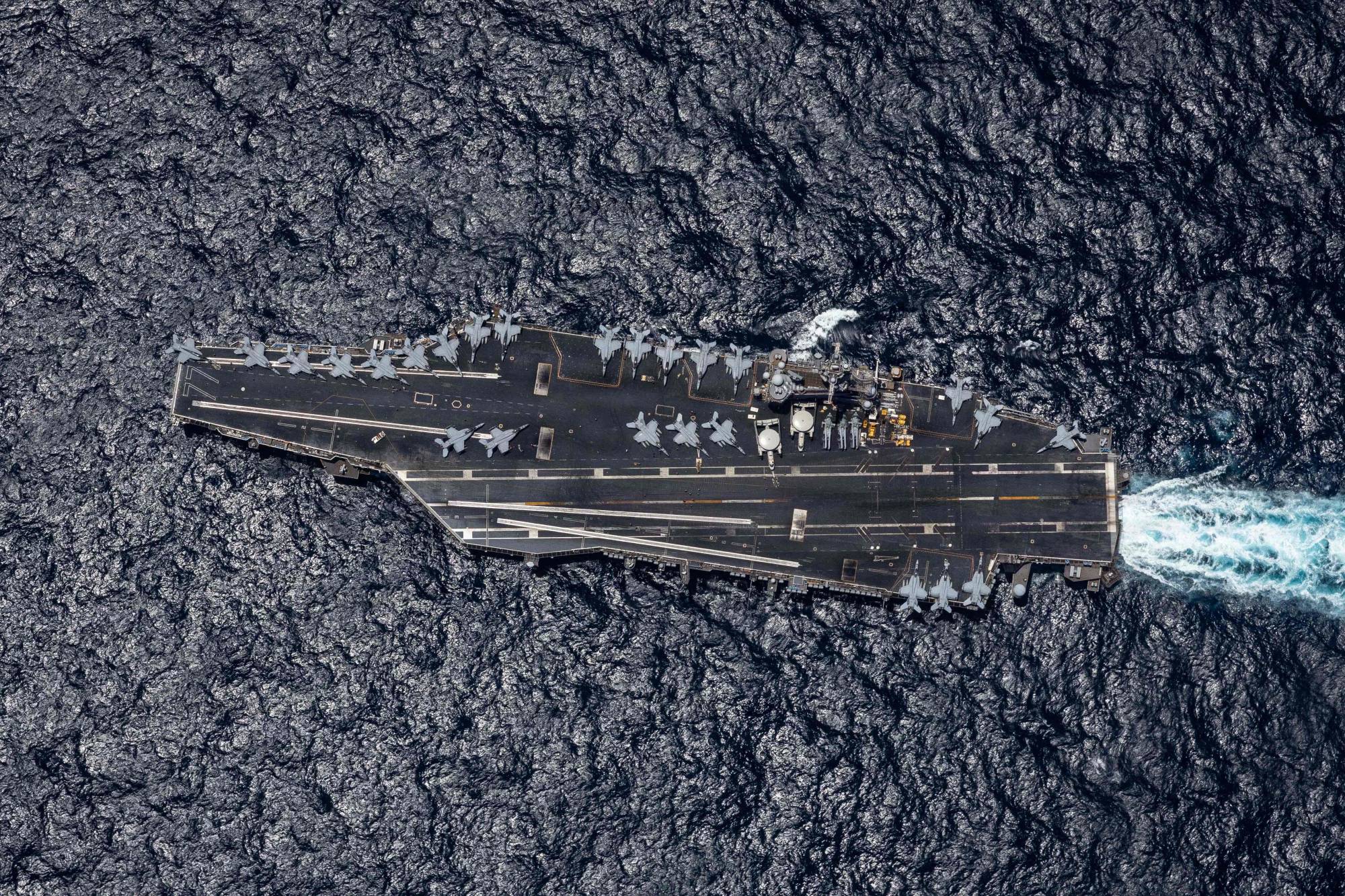 “SENTCOM” tarafından yayımlanan bir fotoğrafta, “USS George H.W. Bush” uçak gemisinin Umman Denizi’nden geçişi görülüyor.