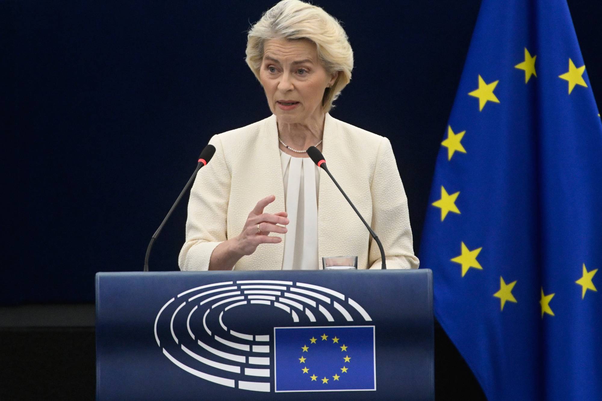 Avrupa Komisyonu Başkanı Ursula von der Leyen, Avrupa Parlamentosu’nun Strazburg’daki genel kurulunda “Avrupa Birliği’nin Durumu” konulu yıllık konuşmasını yaparken, (AP)