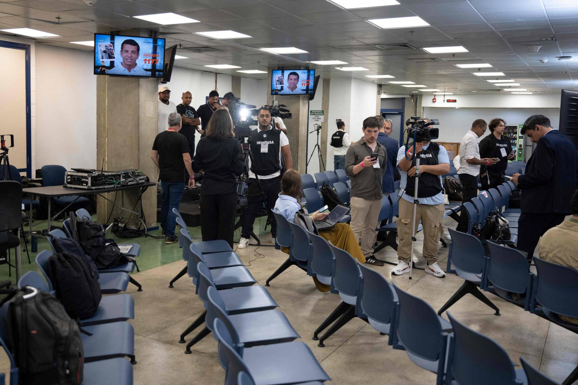 1 Ekim 2026’da Brezilya’nın Rio de Janeiro kentinde cumhurbaşkanlığı tartışmasının iptal edilmesinin ardından TV Globo stüdyolarındaki gazeteciler. (AFP)