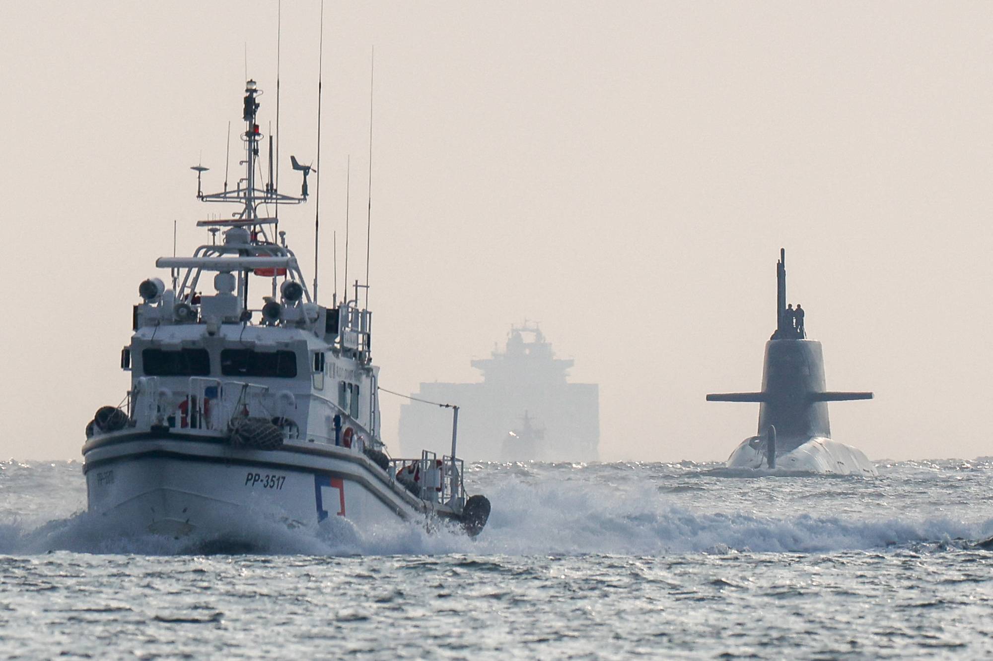 Tayvan’a ait bir denizaltının kulesi Tayvan Boğazı sularında görülüyor (Reuters).