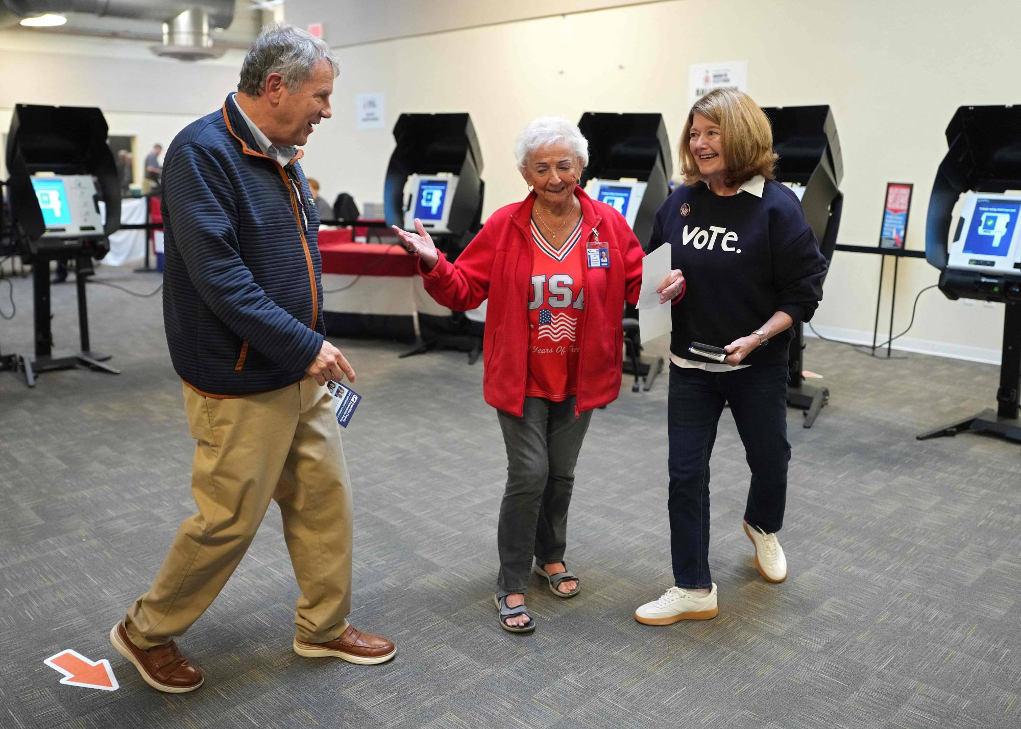Demokratların Senato adayı Sherrod Brown ve eşi Connie Schultz, Ohio’daki Franklin County Seçim Kurulu üyesiyle konuşuyor. (AFP)