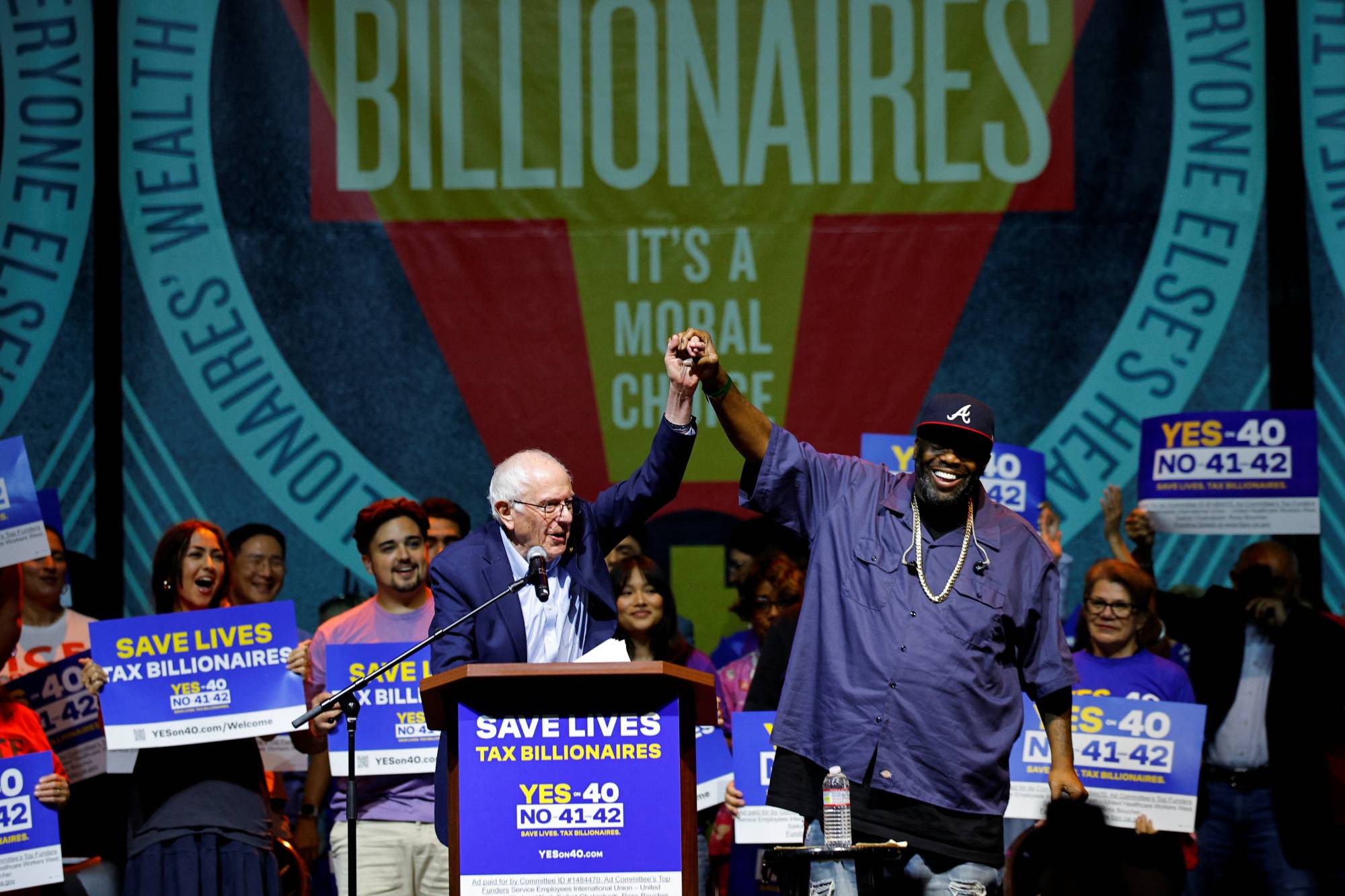Bağımsız Senatör Bernie Sanders, Los Angeles’ta sanatçı Killer Mike’ı tanıtıyor. (Reuters)