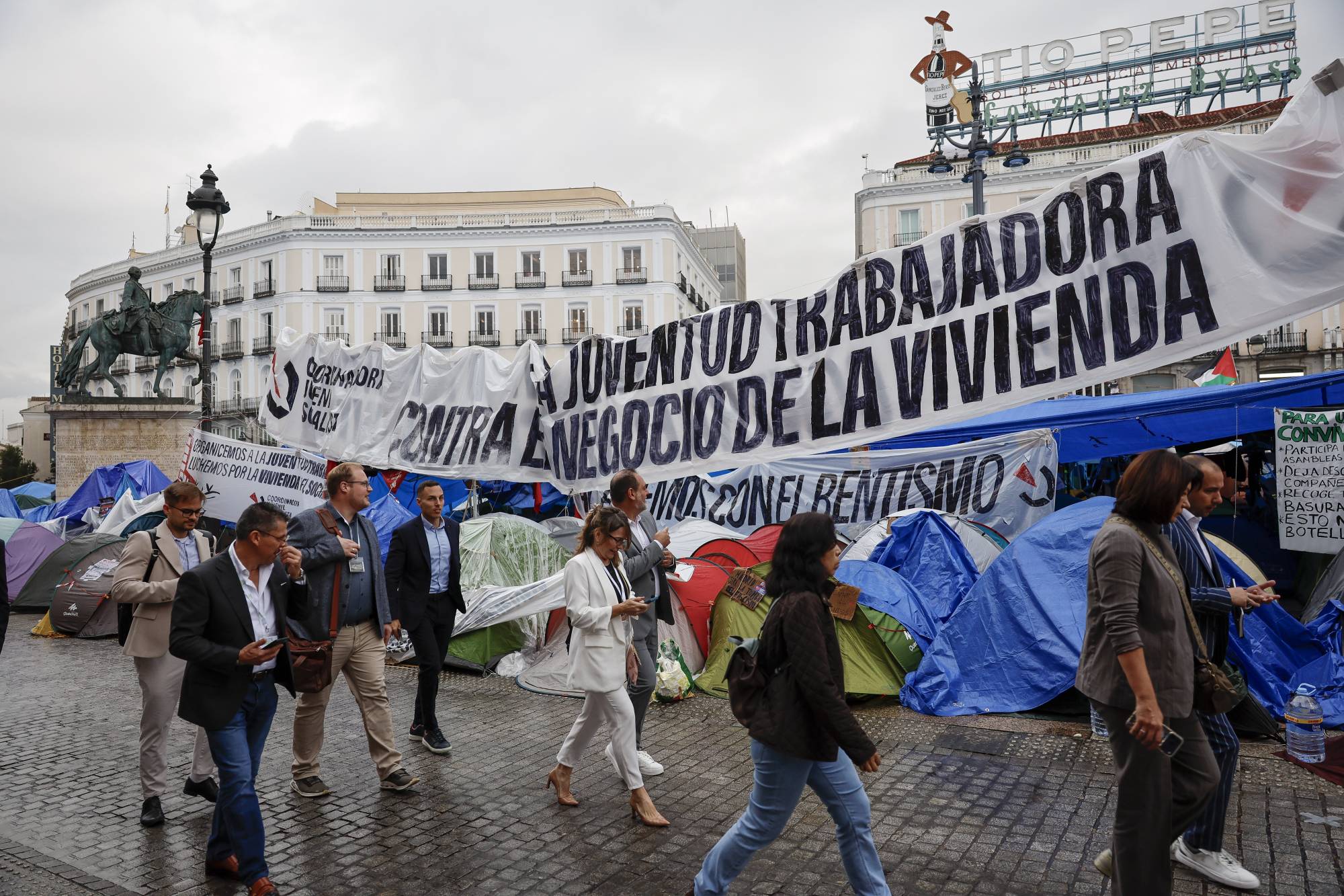 İspanya’nın Madrid kentindeki Puerta del Sol Meydanı’nda konut krizini protesto etmek amacıyla kurulan kamp. Kiralık evinden tahliye edilen 87 yaşındaki bir kadının durumu, ülkede devam eden konut krizine karşı İspanya genelinde protestolar düzenlenmesine yol açtı (EPA)