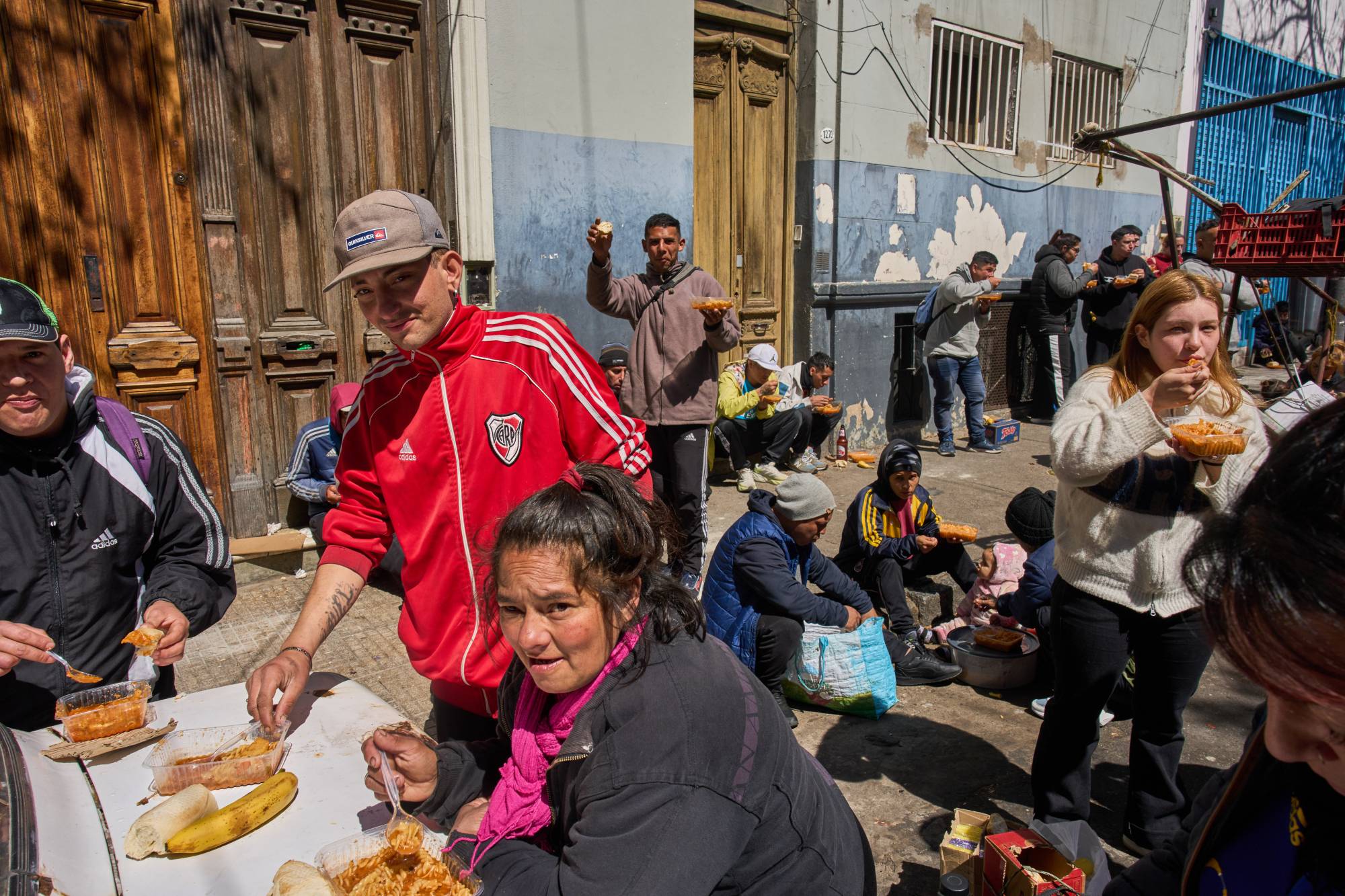 Arjantin'in Buenos Aires kentinde Halk Ekonomisi İşçileri Sendikası tarafından ücretsiz dağıtılan yemeklerden alan kişiler (AP)