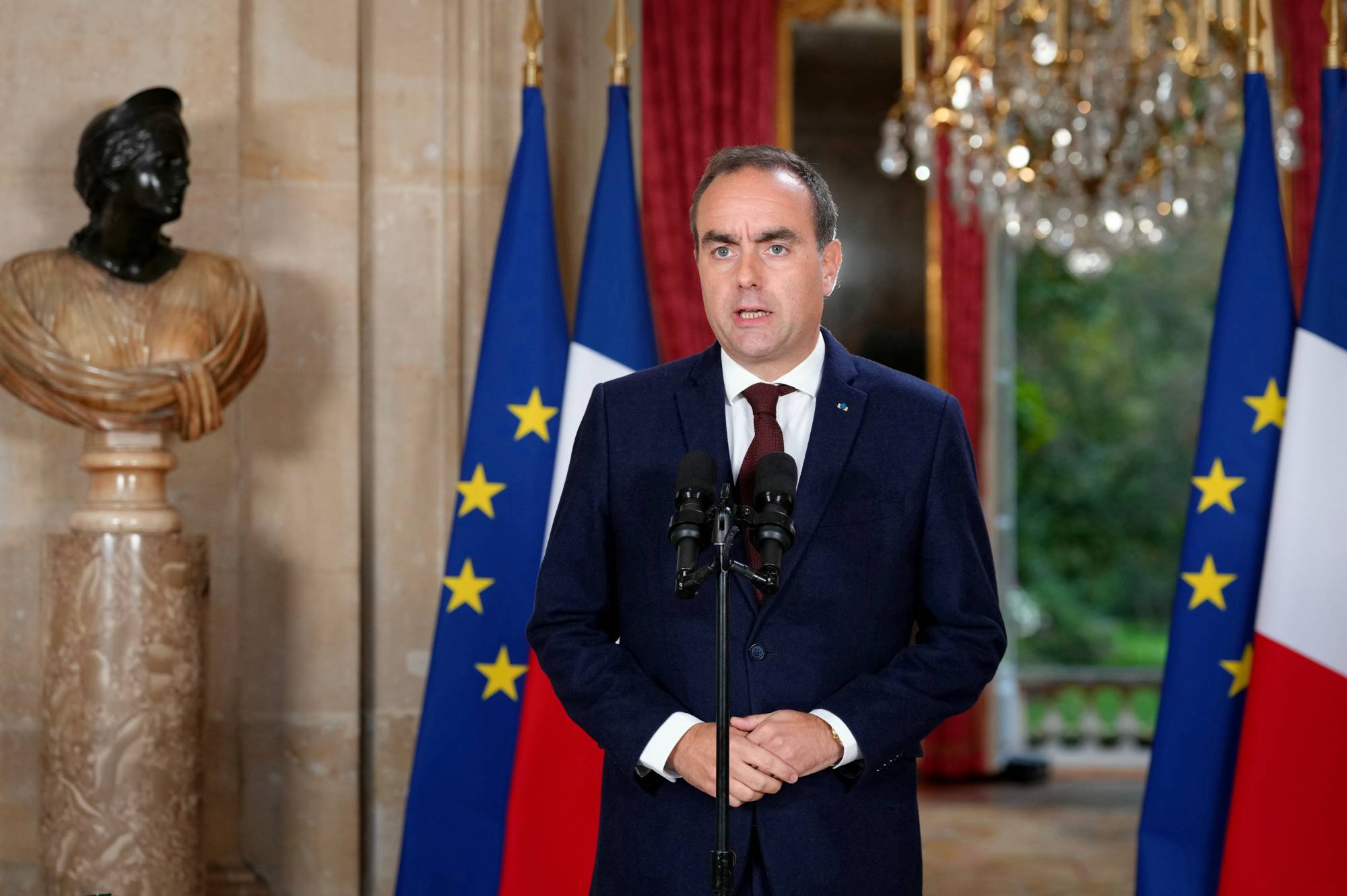 Fransa Başbakanı Sebastien Lecornu, liselerdeki durum hakkında konuşuyor. (AP)