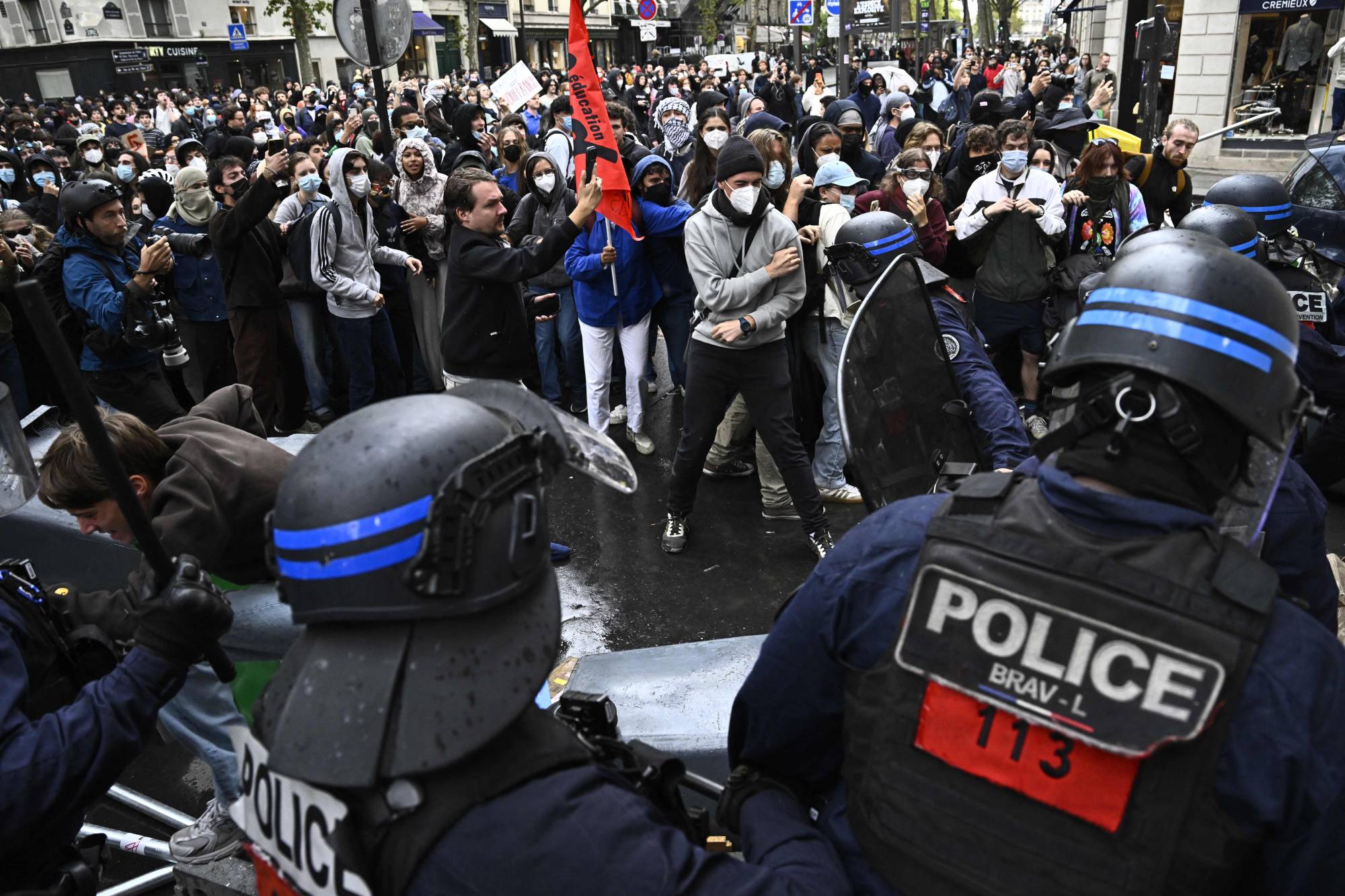 Lise öğrencileriyle dayanışma gösterisinde Fransız çevik kuvvet polisiyle çatışan protestocular. (AFP)