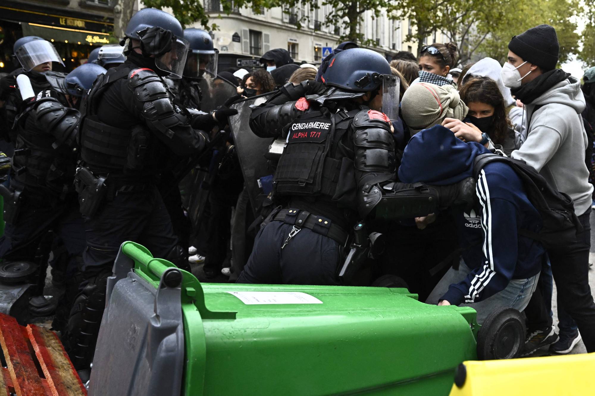 Lise öğrencileriyle dayanışma gösterisinde protestocularla karşı karşıya gelen Fransız jandarma güçleri. (AFP)