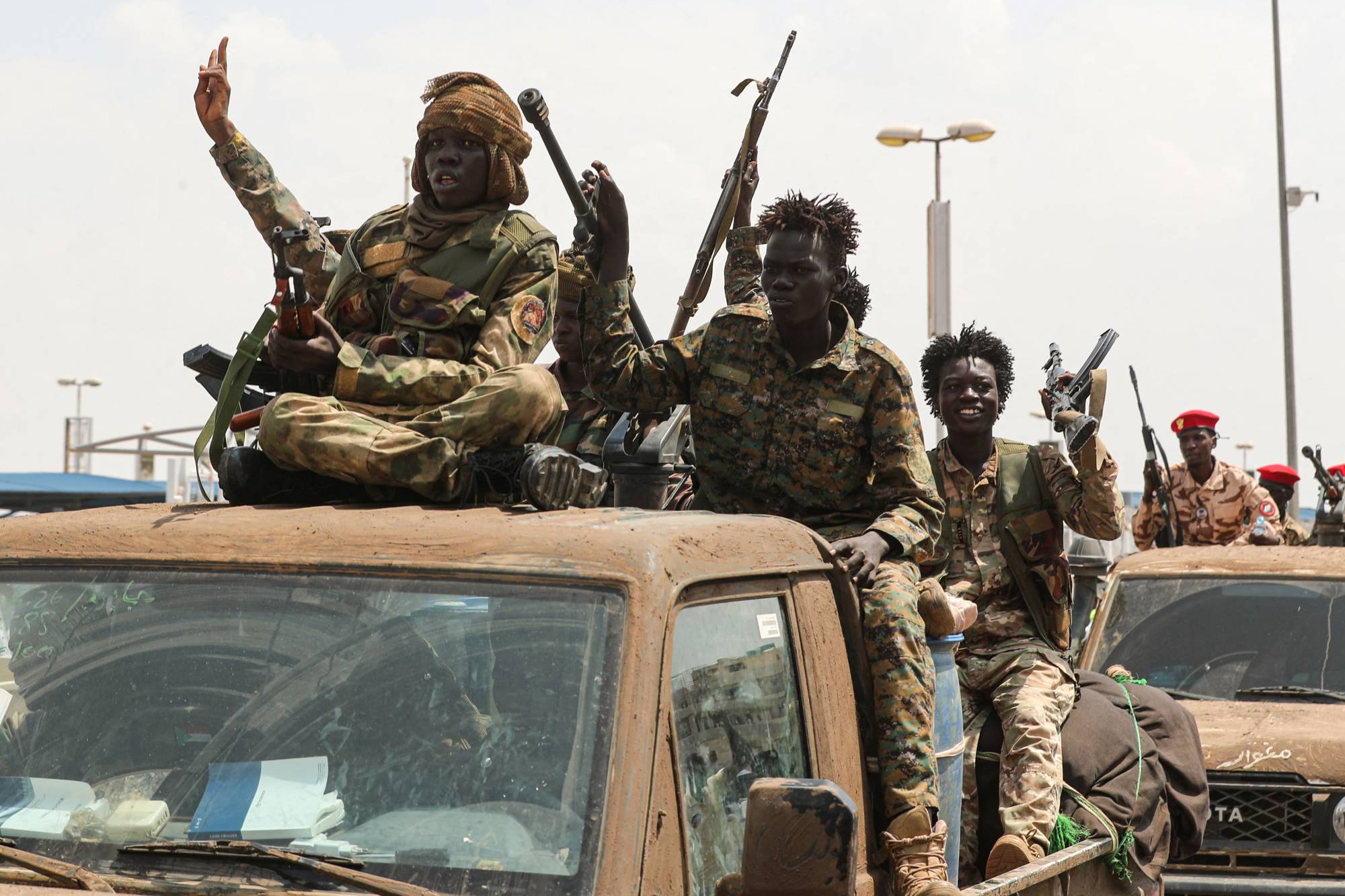 Darfur Bölgesi Valisi Minni Arko Minavi’nin Birleşmiş Milletler Genel Kurulu toplantısına katılımının ardından Hartum’a dönüşünde düzenlenen karşılama sırasında Hartum Uluslararası Havalimanı’nda askerler (AFP)
