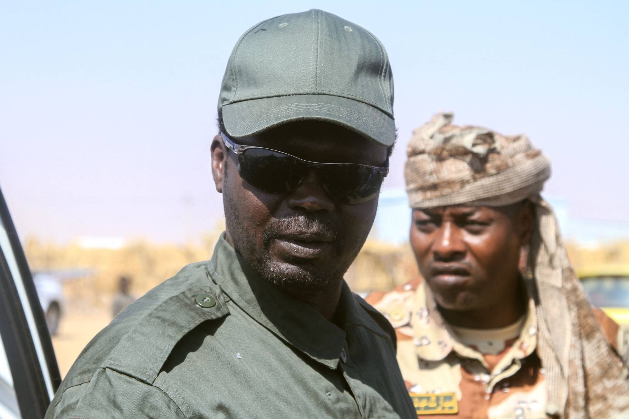 Darfur Bölgesi Valisi Minni Arko Minavi, 26 Kasım 2025’te Sudan’ın kuzeyindeki bir yerinden edilmiş kişiler kampını ziyareti sırasında (AFP).