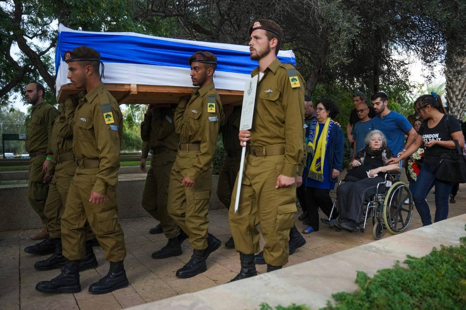 Aksa Tufanı Operasyonu’nda ölen askerlerden birinin cenaze törenine katılan İsrail askerleri (Arşiv – AP)