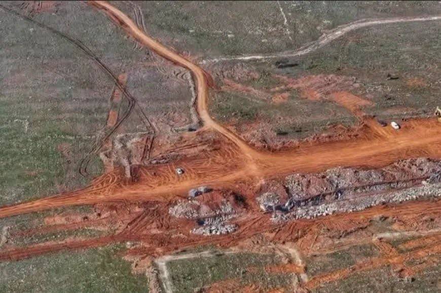 İsrail ordusunun yeni bir askerî nokta kurduğu ve toprak setler kazdığı, Suriye’nin güneyindeki Kuneytra kırsalı (Sosyal medya).
