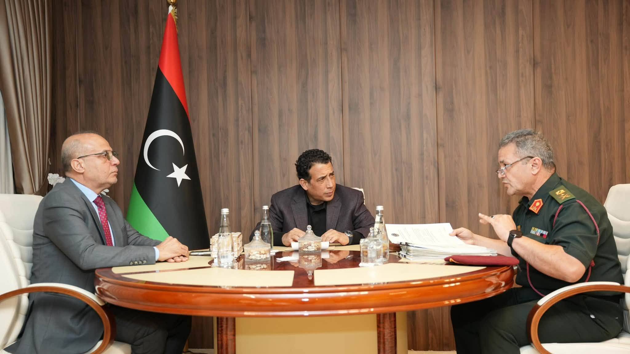 Libya Başkanlık Konseyi Başkanı Muhammed el-Menfi, yardımcısı Abdullah el-Lafi (solda) ve Konsey Genel Sekreteri Tümgeneral Muhammed bin Yusuf ile dün bir araya geldi. (El-Menfi’nin Ofisi)