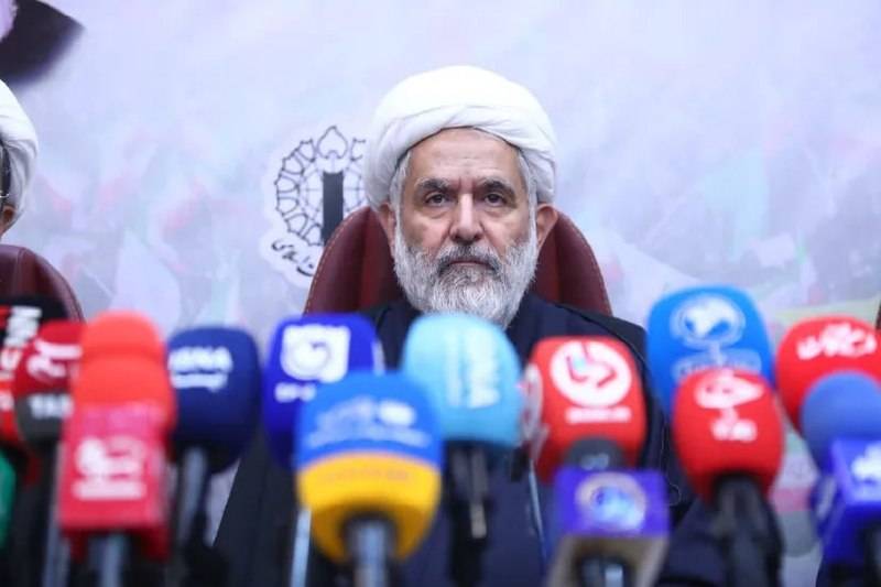Devrim Muhafızları’nın seferberlik gücü Besic’in komutanı Hüseyin Taib, dün Tahran’da düzenlenen basın toplantısında konuşuyor. (İran devlet televizyonu)