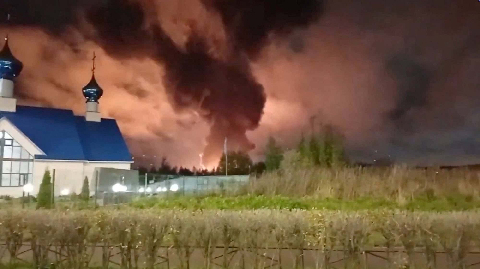İHA saldırılarının ardından St. Petersburg’daki bir petrol tesisinin yakınında yükselen alevleri gösteren videodan alınmış görüntü. (Reuters)
