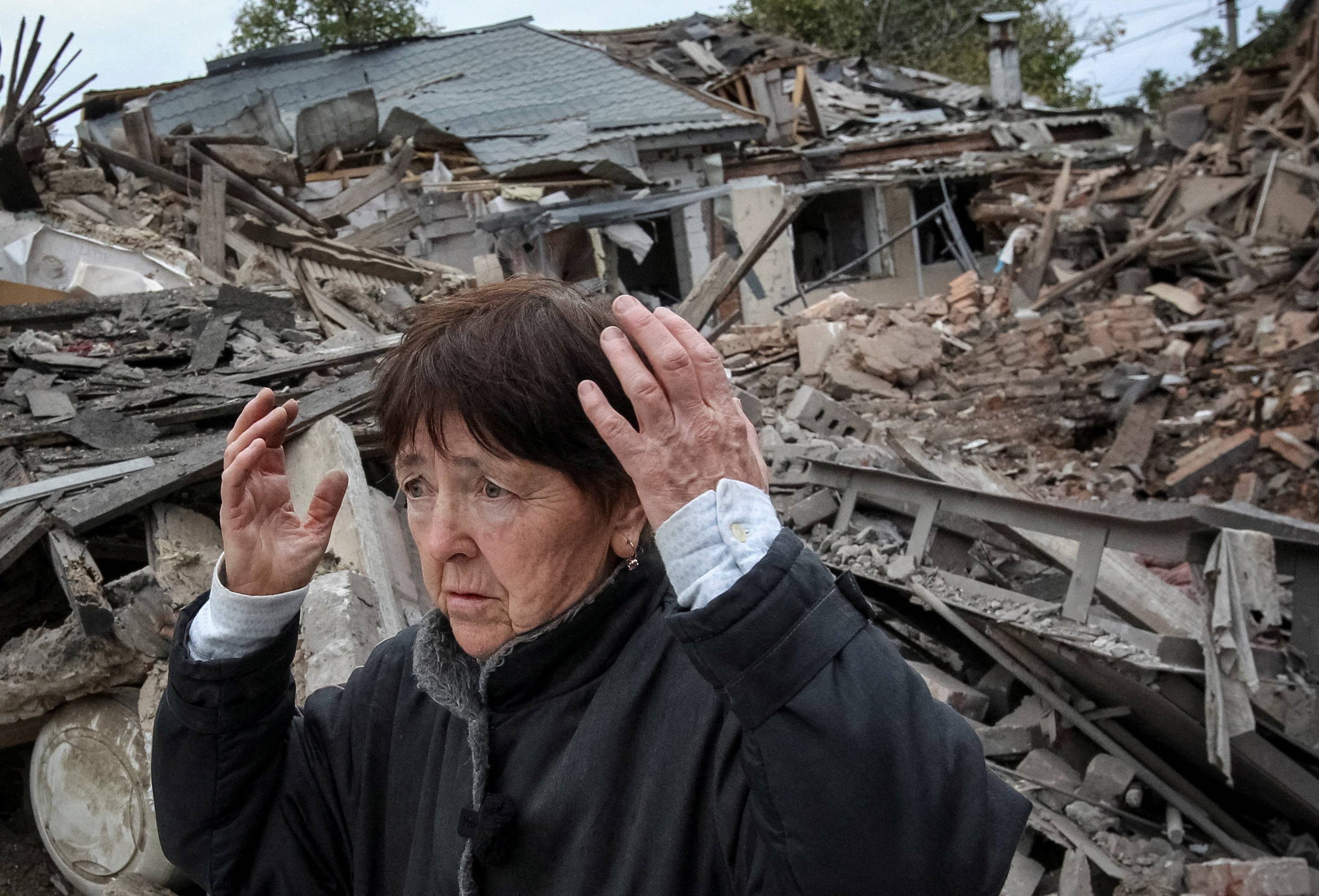 19 Ekim 2026’da Ukrayna’nın Dnipro kenti yakınlarında, Rus hava saldırısında yıkılan bir evin bulunduğu alanda duran bir kadın (Reuters).