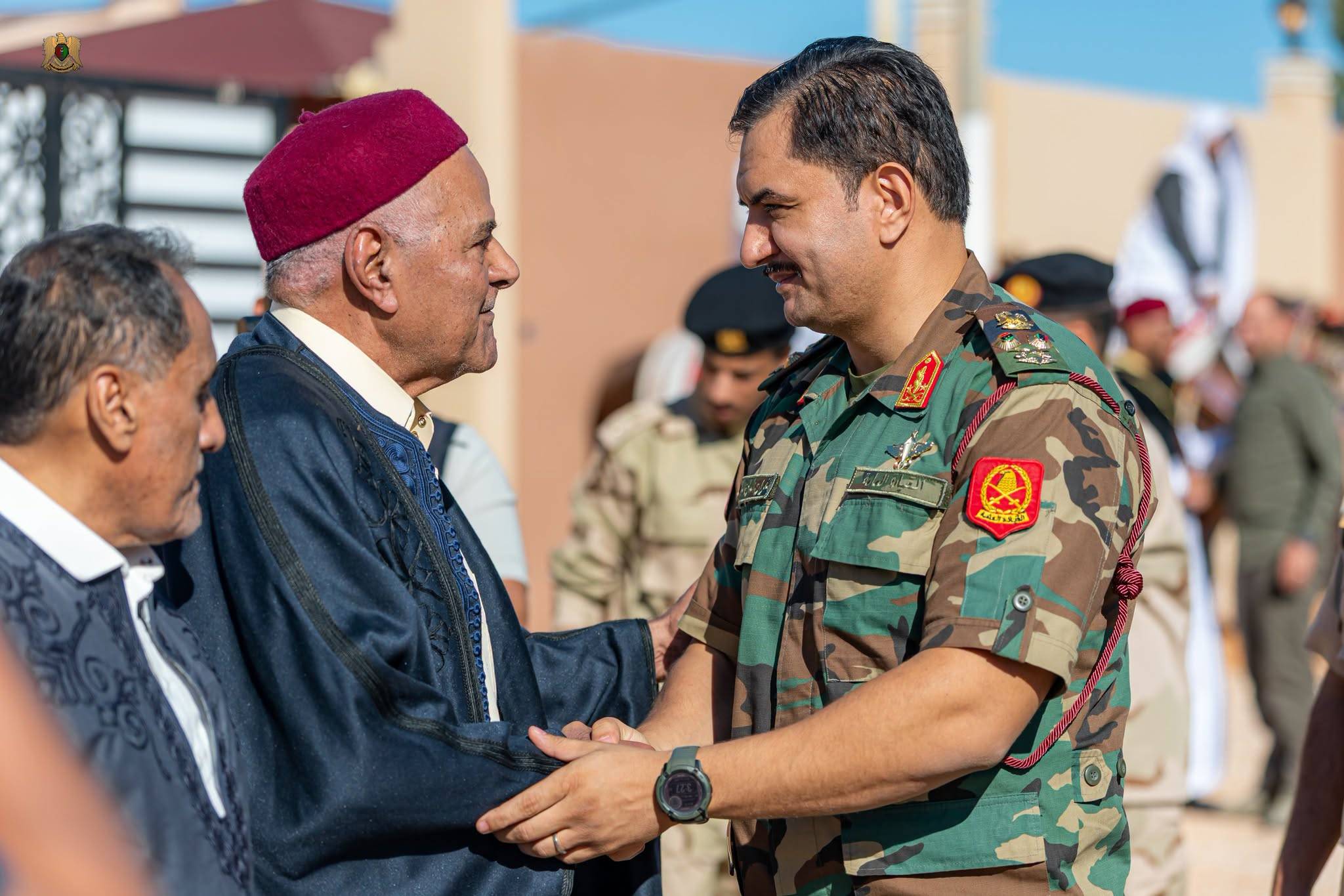 Güneydeki Harawa Belediyesi ileri gelenleri, Korgeneral Saddam Hafter'i karşılıyor (Genel Komutanlık)