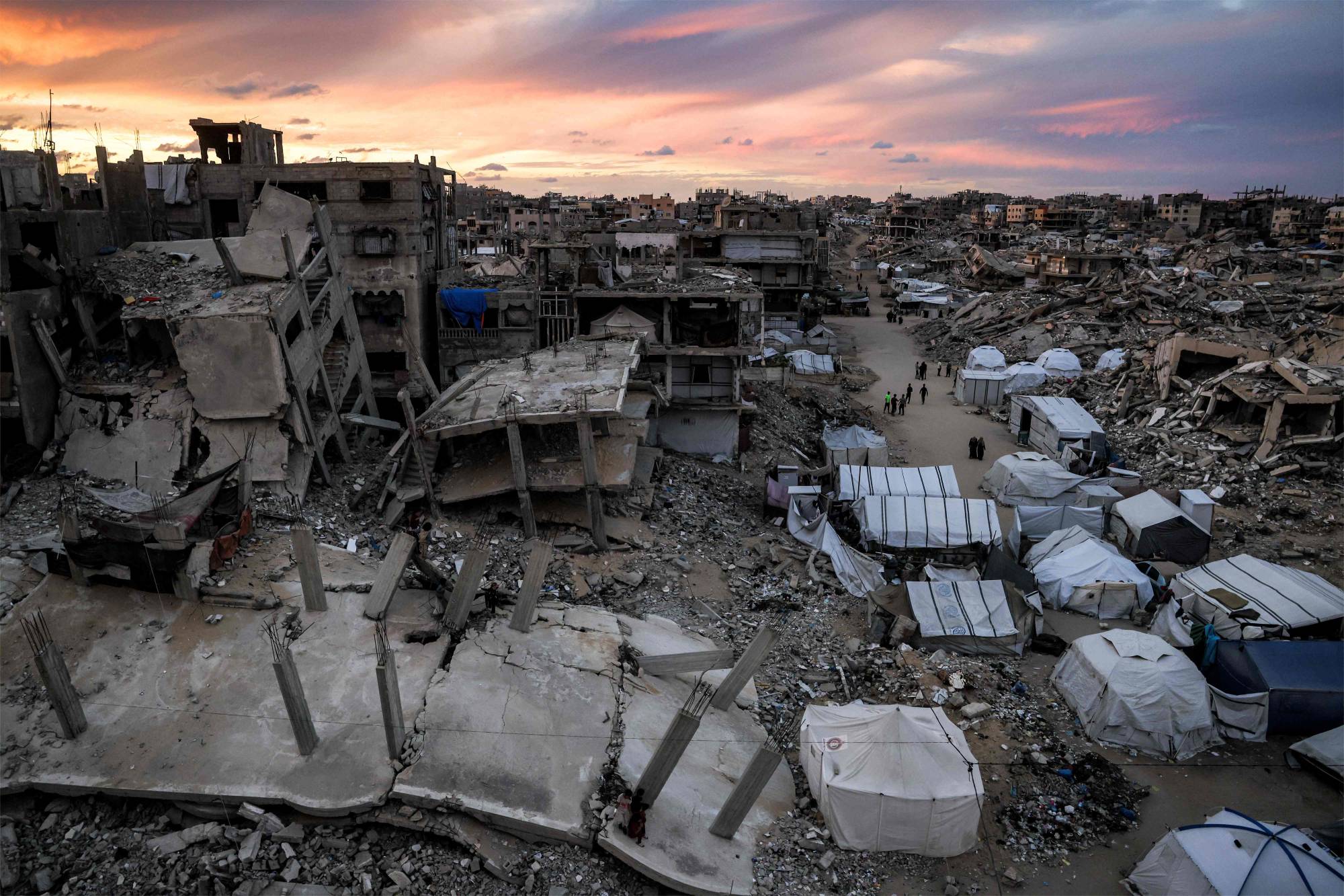 Gazze Şeridi’nin kuzeyindeki Cibaliya Mülteci Kampı’nda, yıkılan binaların enkazı arasına kurulan ve yerinden edilen Filistinlilerin barındığı çadırlar, 20 Ekim 2026. (AFP)
