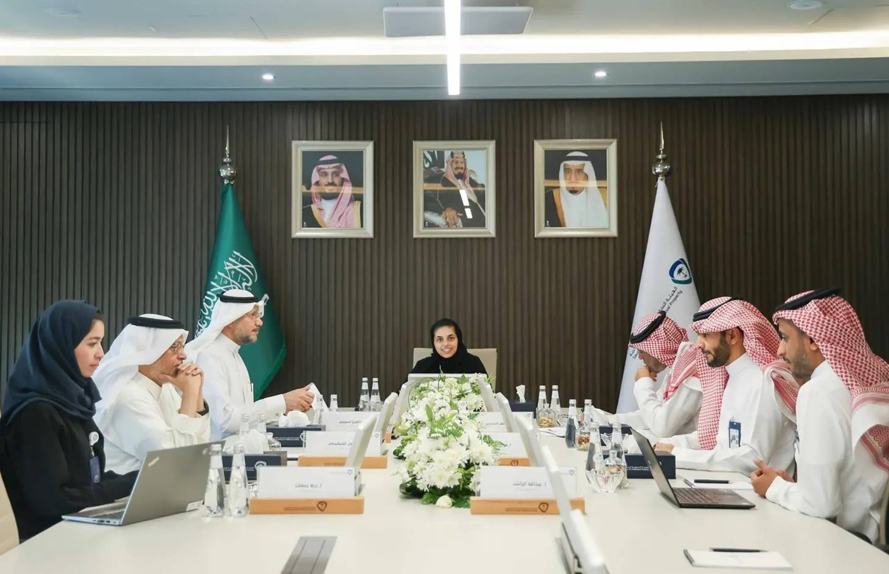 Yönetim Kurulu Başkanı el-Azzaz, yeni düzenlemelerin Suudi Arabistan’ın fikrî mülkiyet mevzuatını geliştirme yolunda önemli bir adım olduğunu vurguladı. (SPA)
