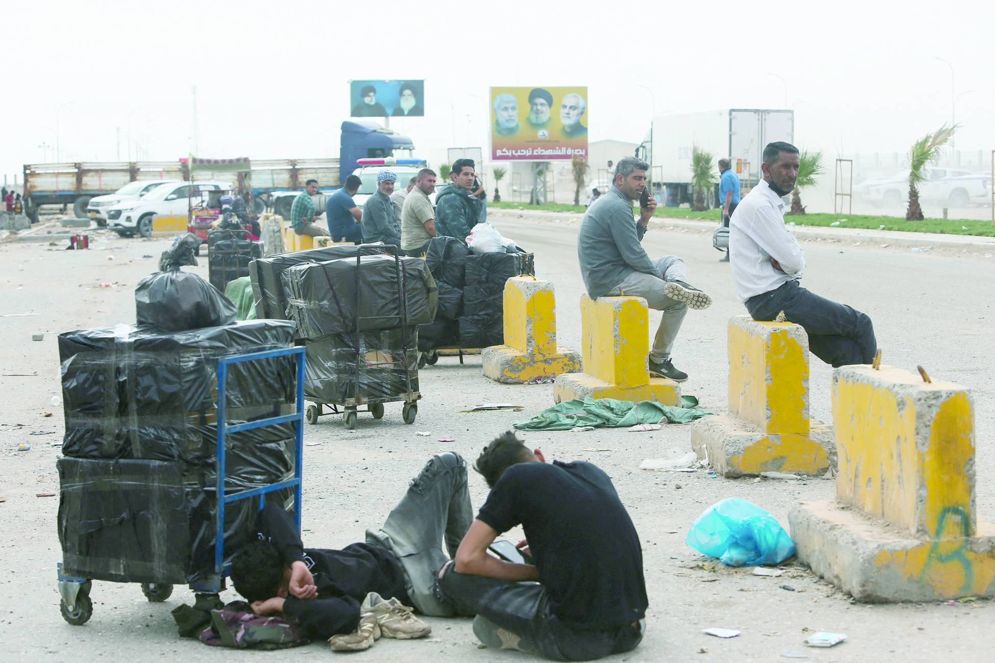 İranlılar, 24 Mart 2026’da Basra’daki Şelemçe Sınır Kapısı’nı hedef alan ABD saldırısının ardından Irak sınırında ülkelerine geçiş yapmak için bekliyor. (Reuters)