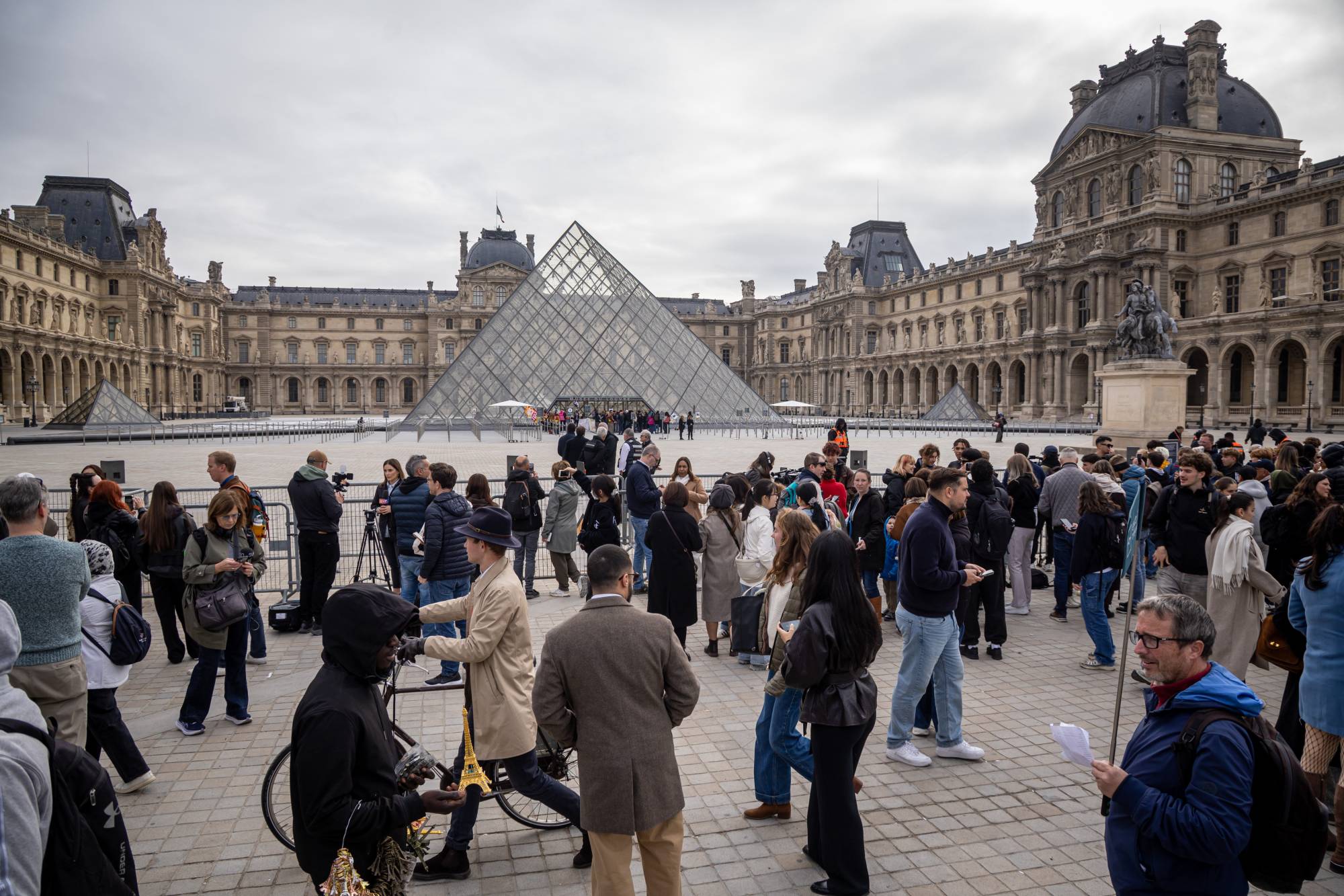Protestocuların kapattığı Louvre Müzesi’nin önünde bekleyen ziyaretçiler (EPA)