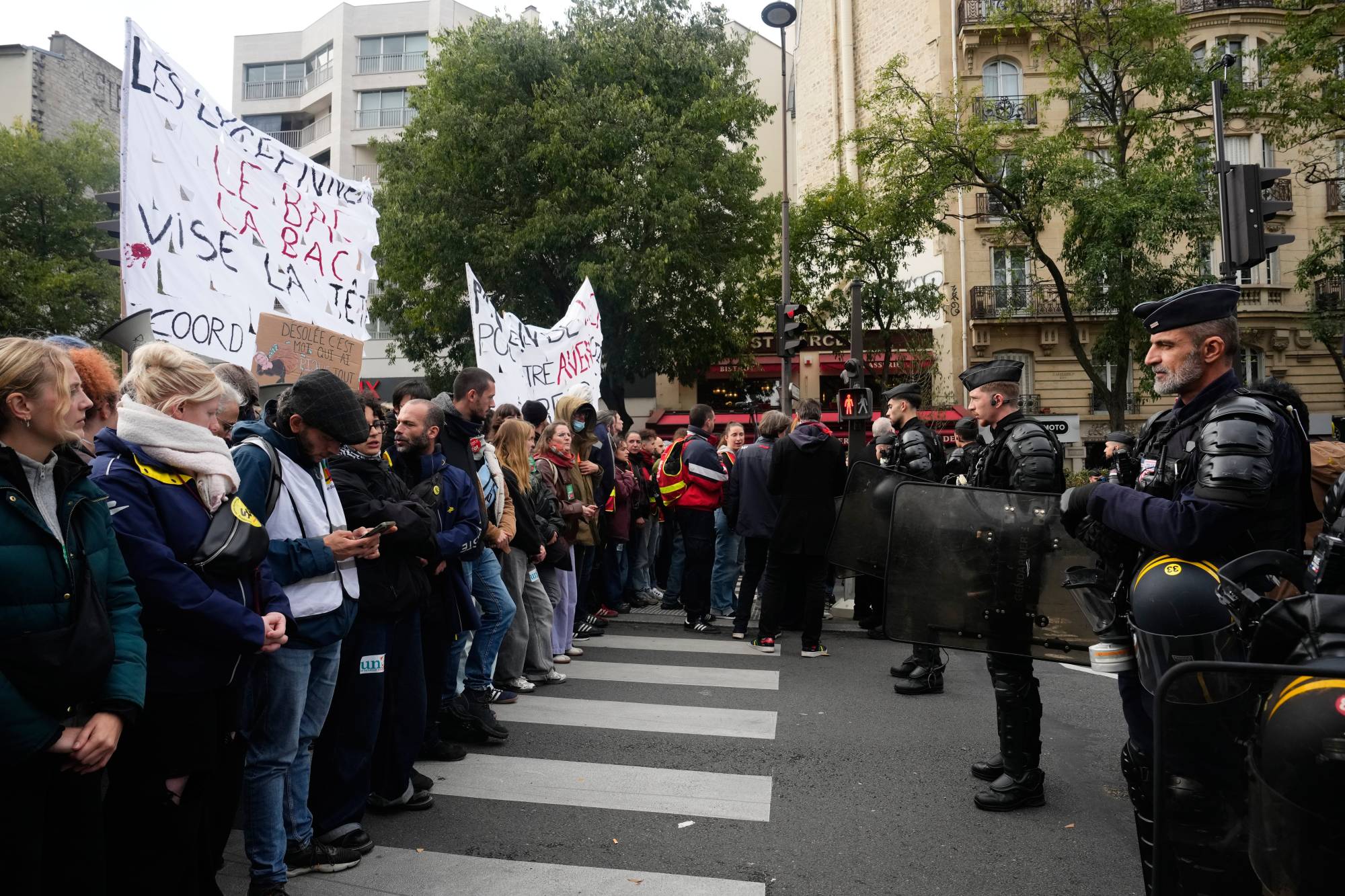  Paris’te protestocular polisle çatıştı. (AP)