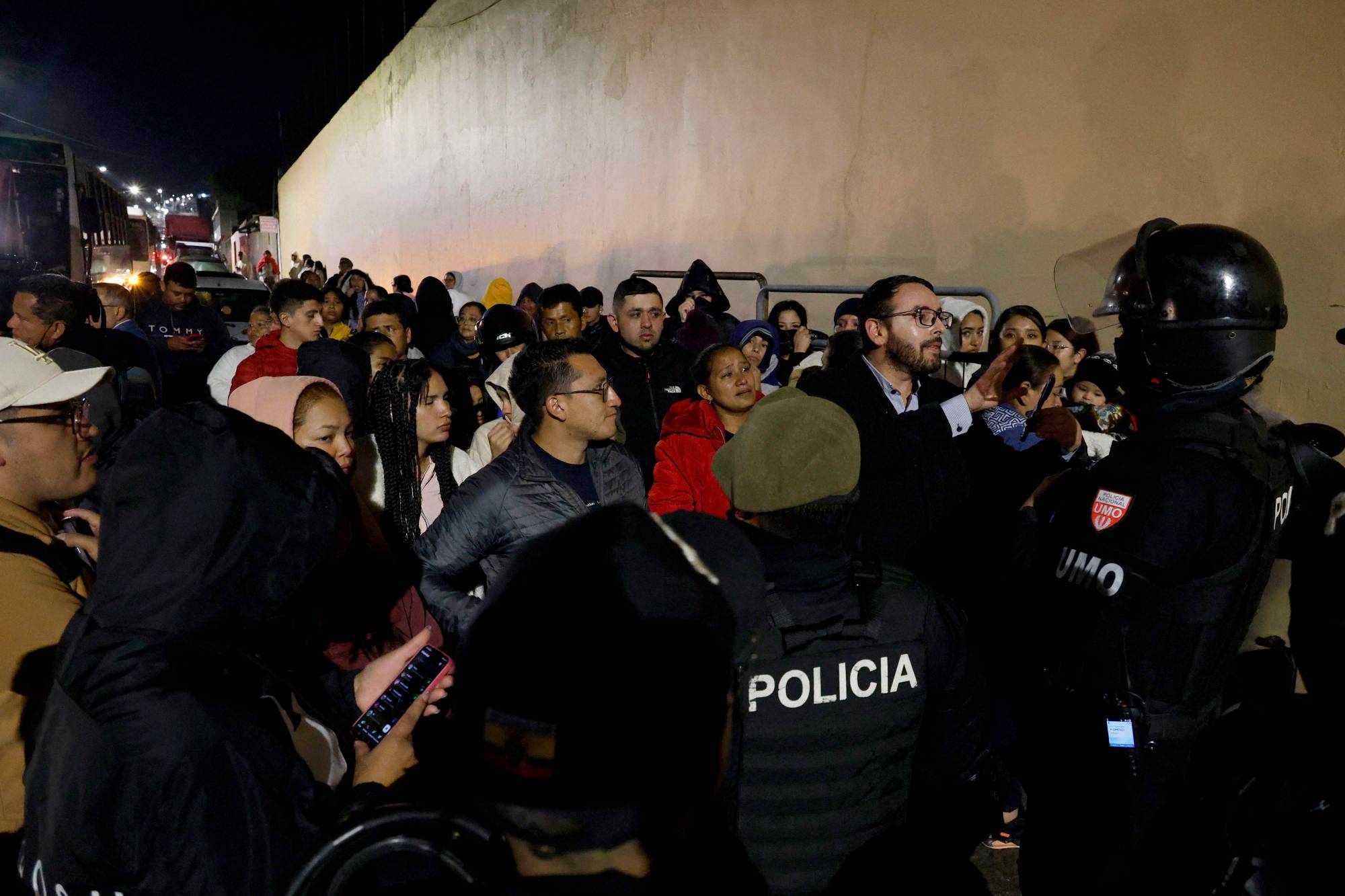 İsyanların ardından Pichincha Cezaevi’nin önünde mahkûm yakınları. (AFP)
