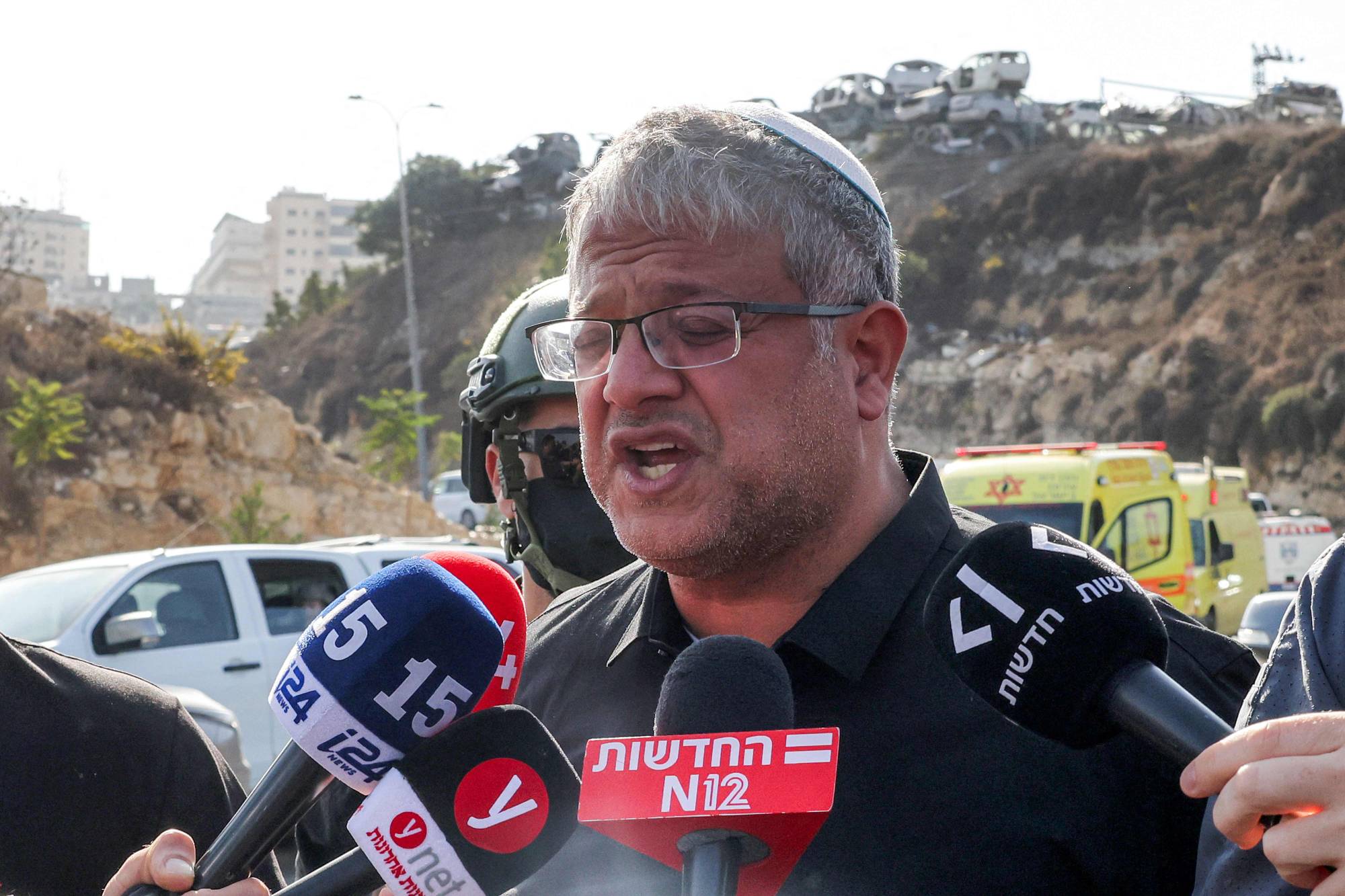İsrail Ulusal Güvenlik Bakanı ve aşırı sağcı Yahudi Gücü (Otzma Yehudit) Partisi lideri Itamar Ben-Gvir,silahlı saldırının ardından bugün basına açıklama yapıyor. (AFP)