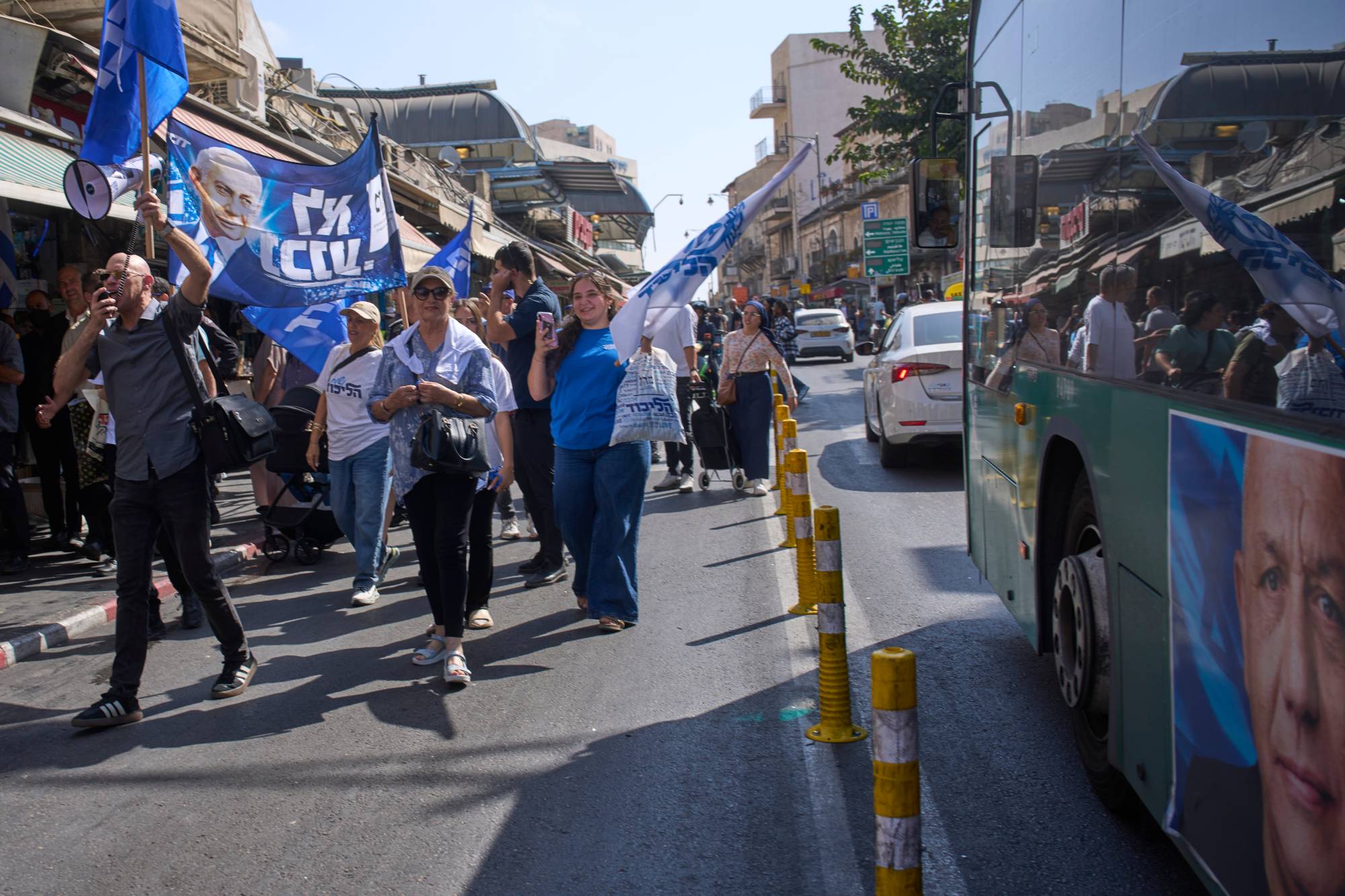 Cuma günü Kudüs’te Likud destekçileri tarafından Netanyahu’ya destek yürüyüşü düzenlendi. (AP)
