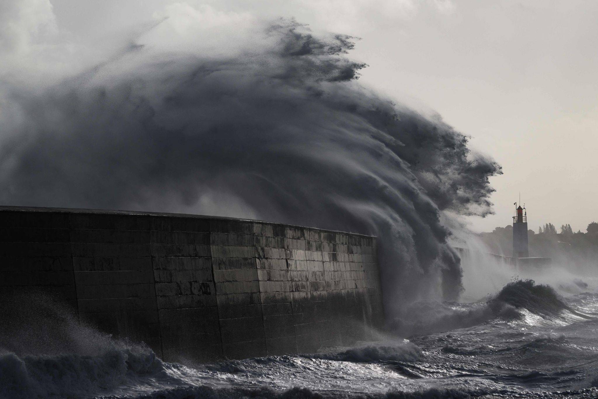  Fransa’nın batısındaki Saint-Malo kentinde dalgalar (AFP).