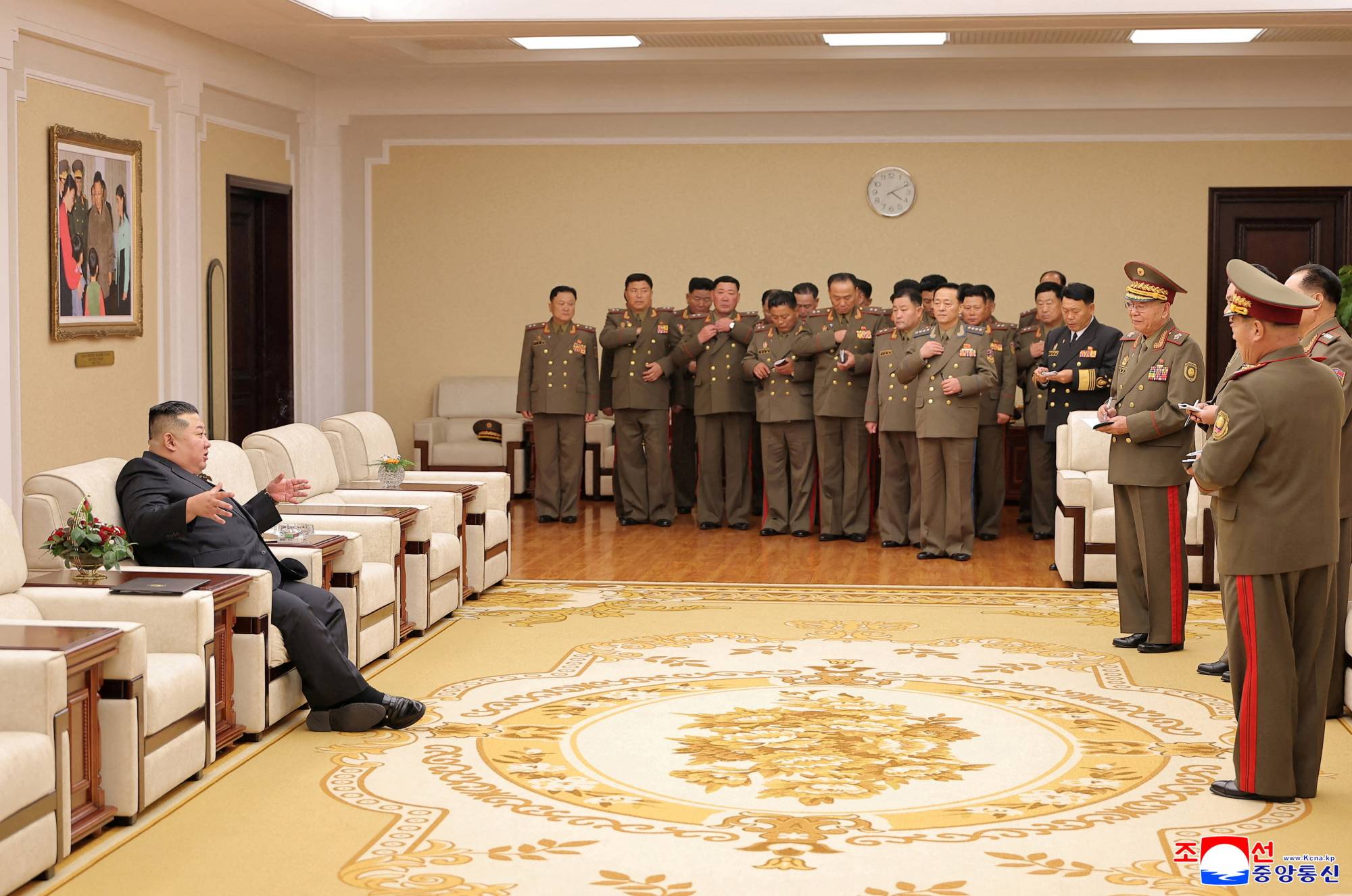 Kim, Pyongyang'da askeri birlik komutanlarıyla yaptığı bir toplantı sırasında (Reuters)